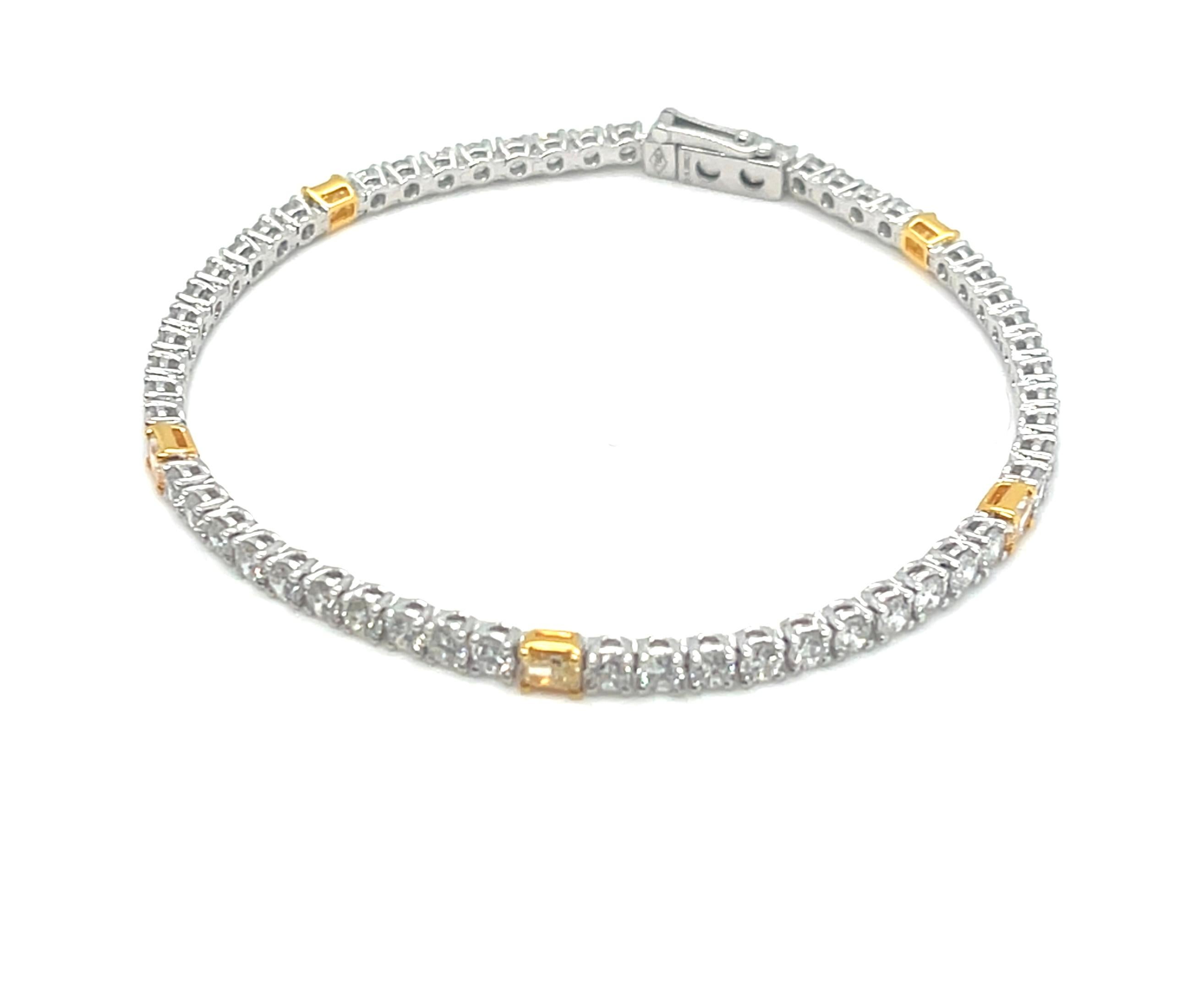Bracelet de tennis en or 18kt avec 5.88 carats de diamants jaunes et blancs de couleur naturelle Neuf - En vente à Miami, FL