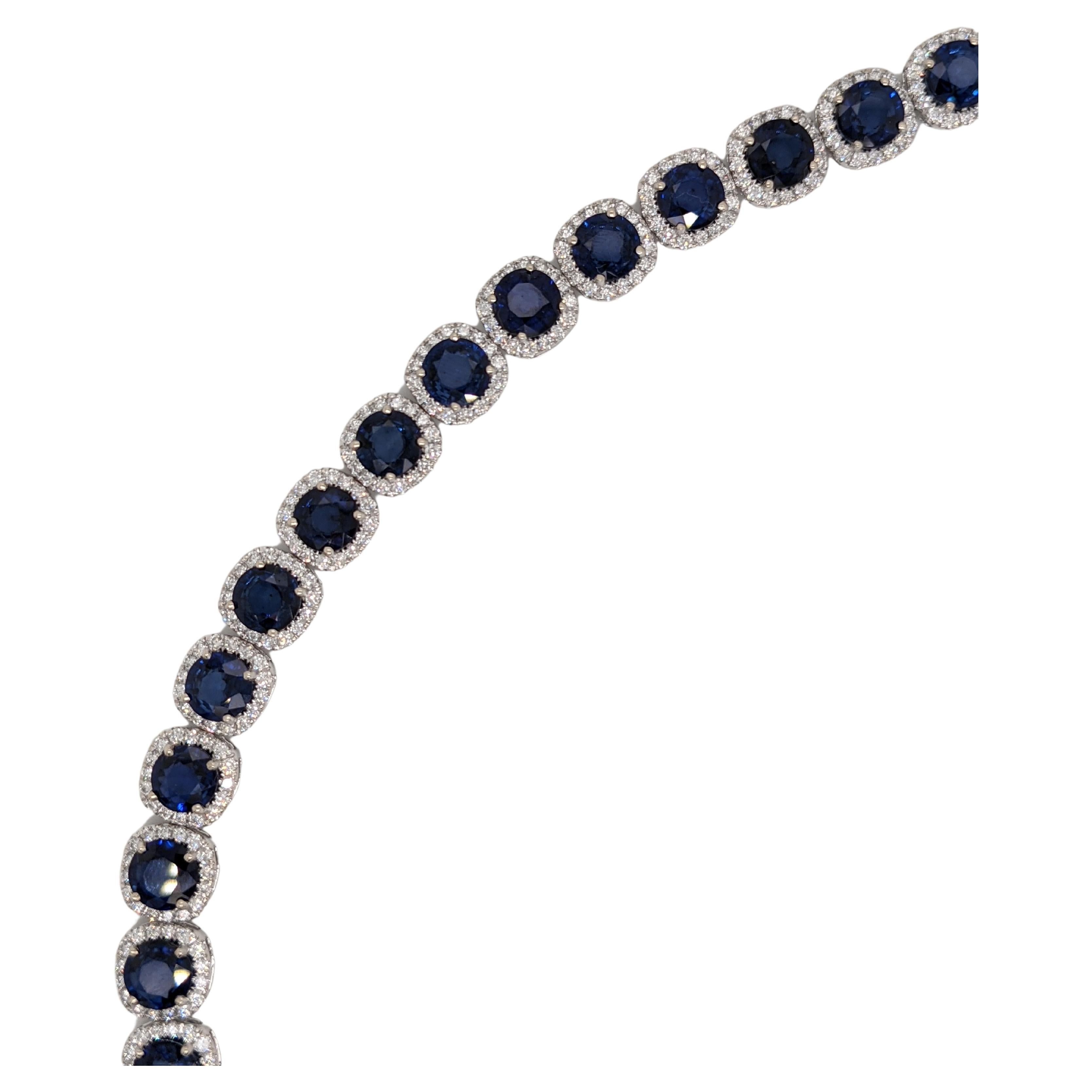 Tennis-Armband  23 Karat runde facettierte blaue Saphire mit natürlichen Diamant-Halo-Diamanten (Moderne) im Angebot