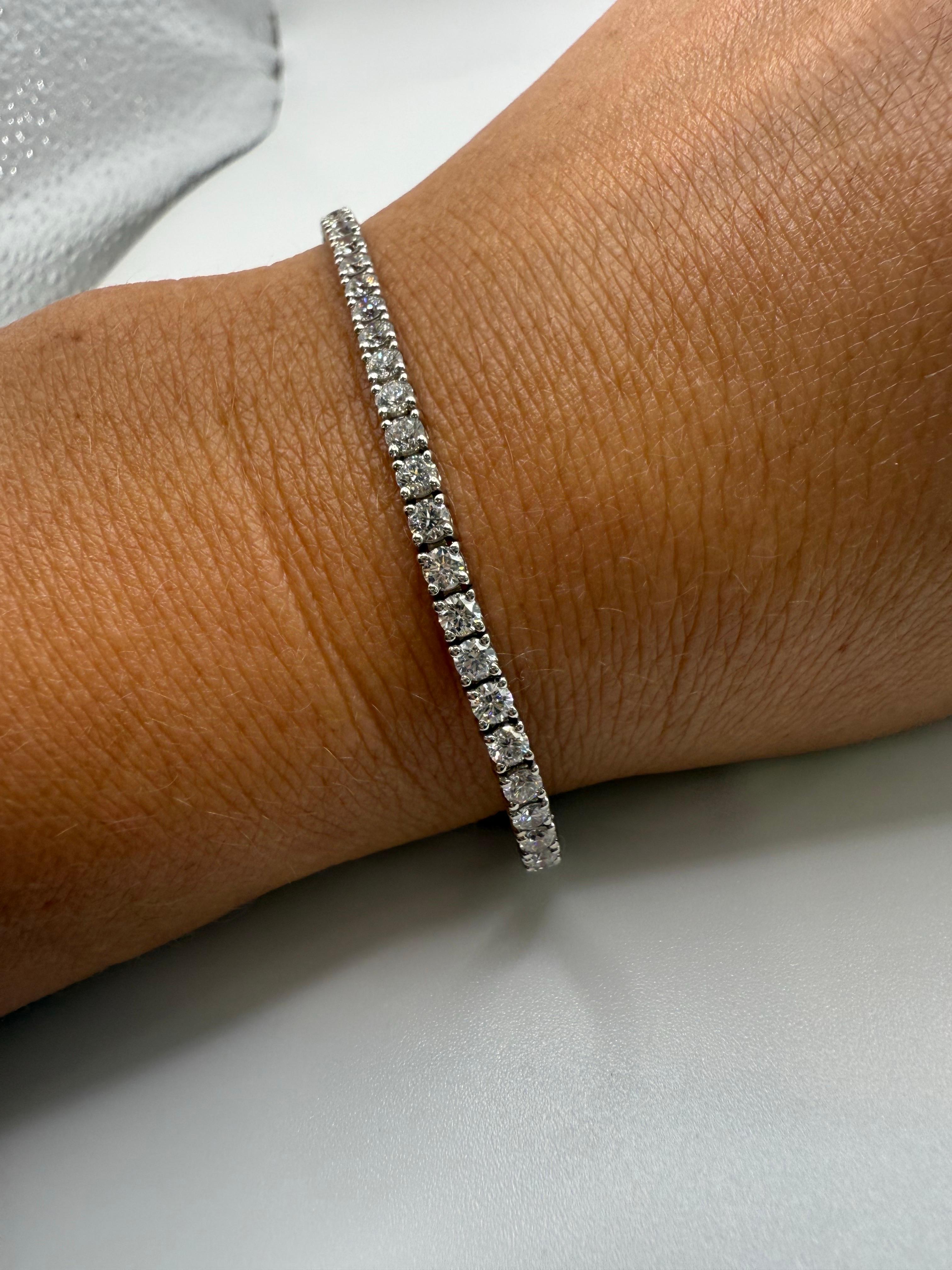 Tennis bracelet 4.41ct 18KT gold well made bracelet For Sale 4