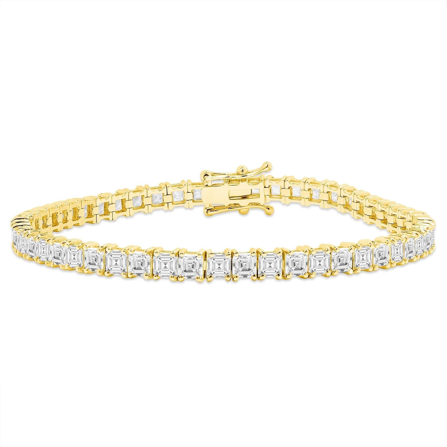 Eleganza con questo splendido bracciale tennis in oro 18 carati, caratterizzato dalla brillantezza senza tempo dei diamanti taglio Asscher. Progettato per la raffinatezza, ogni diamante brilla con una chiarezza accattivante che valorizza ogni
