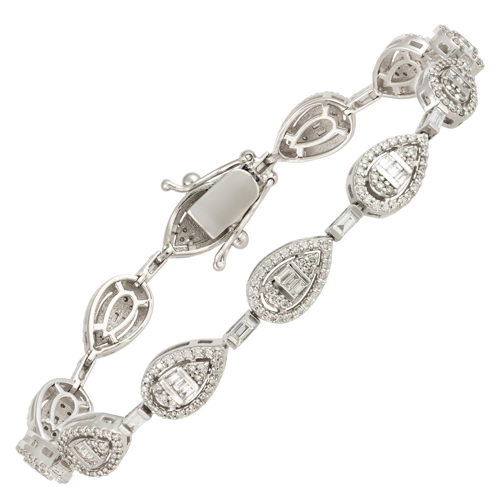 Moderne Bracelet de tennis diamant or blanc 18K pour elle en vente