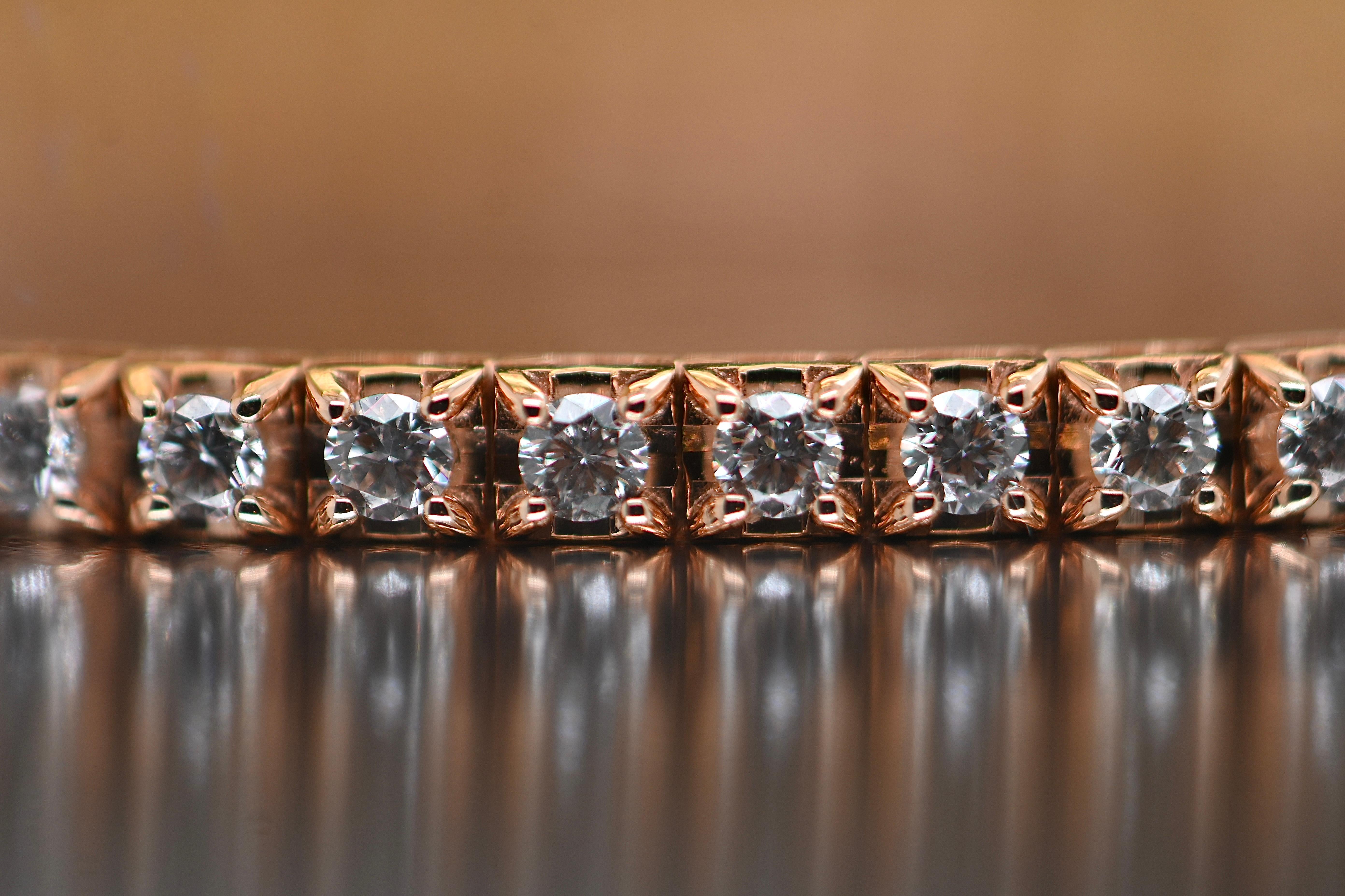 This tennis bracelet is a sumptuous work of art, exquisitely crafted in 18-carat pink gold. It is adorned with a dazzling row of diamonds that capture and reflect light, giving this piece a majestic and timeless glow. Each diamond is meticulously