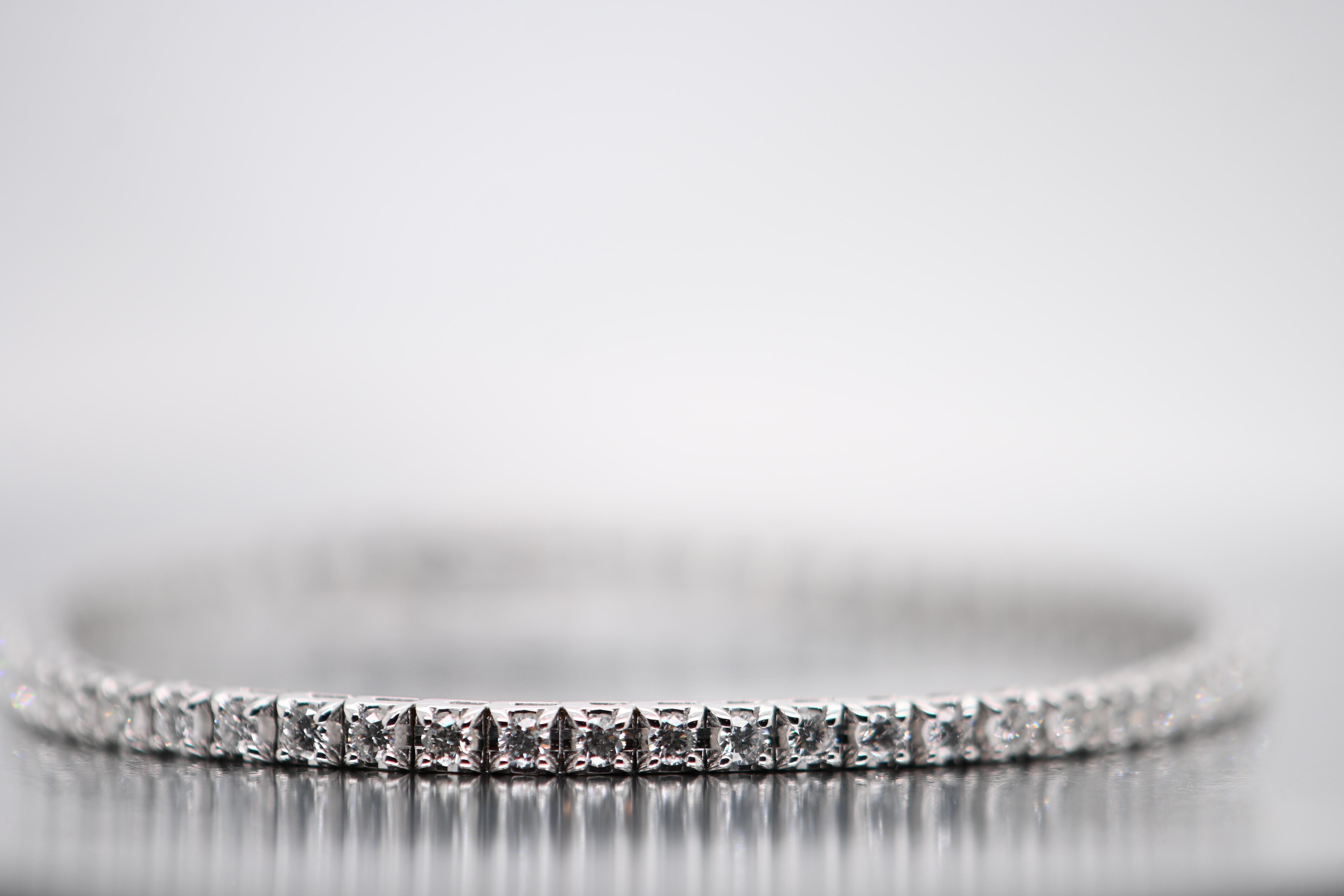 This tennis bracelet is a sumptuous work of art, exquisitely crafted in 18-carat white gold. It is adorned with a dazzling row of diamonds that capture and reflect light, giving this piece a majestic and timeless glow. Each diamond is meticulously