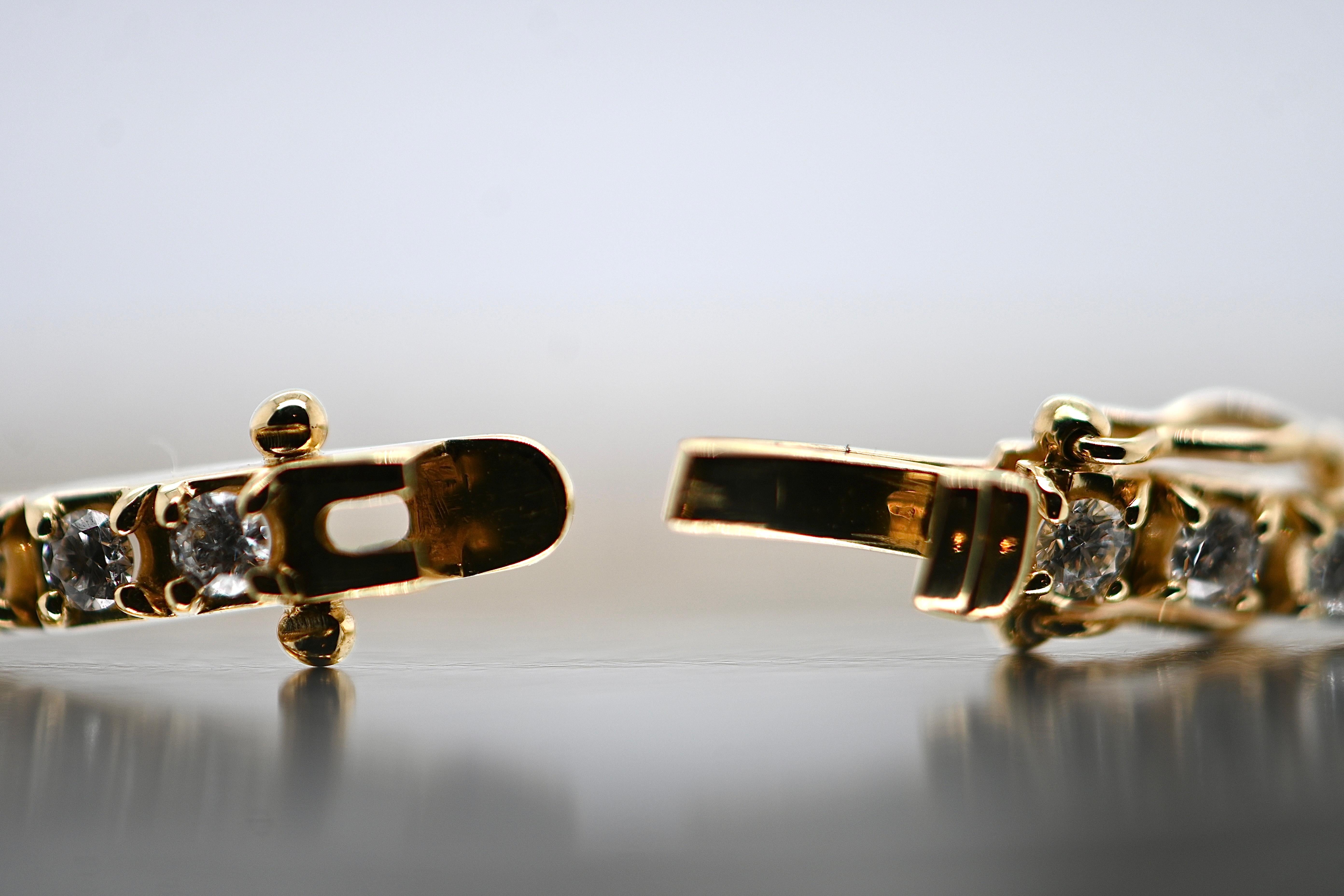 This tennis bracelet is a sumptuous work of art, exquisitely crafted in 18-carat yellow gold. It is adorned with a dazzling row of diamonds that capture and reflect light, giving this piece a majestic and timeless glow. Each diamond is meticulously