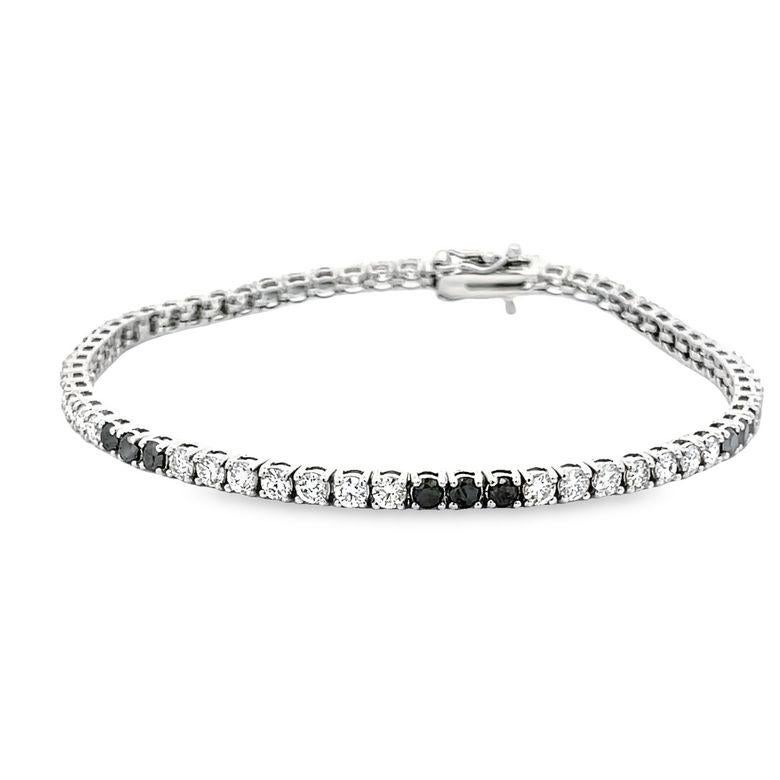  Are you looking for a beautiful piece of jewelry to add some sophistication to your wardrobe? Look no further than this classic tennis bracelet. This stunning bracelet is made of 14K white gold that has been polished to a high shine. Its bright