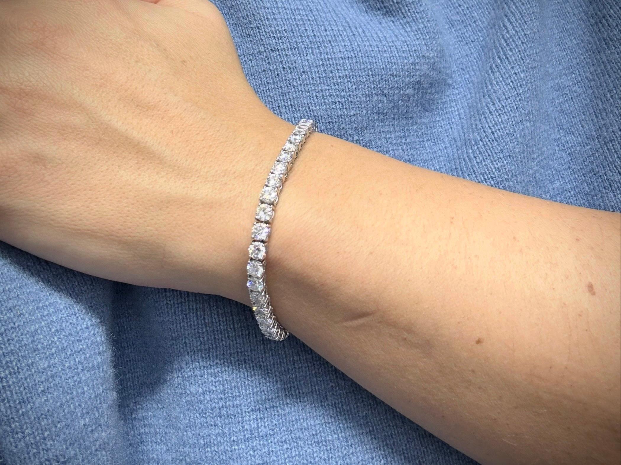 Contemporary Tennis Bracelet White Gold 13.65ct Natural Diamonds For Sale