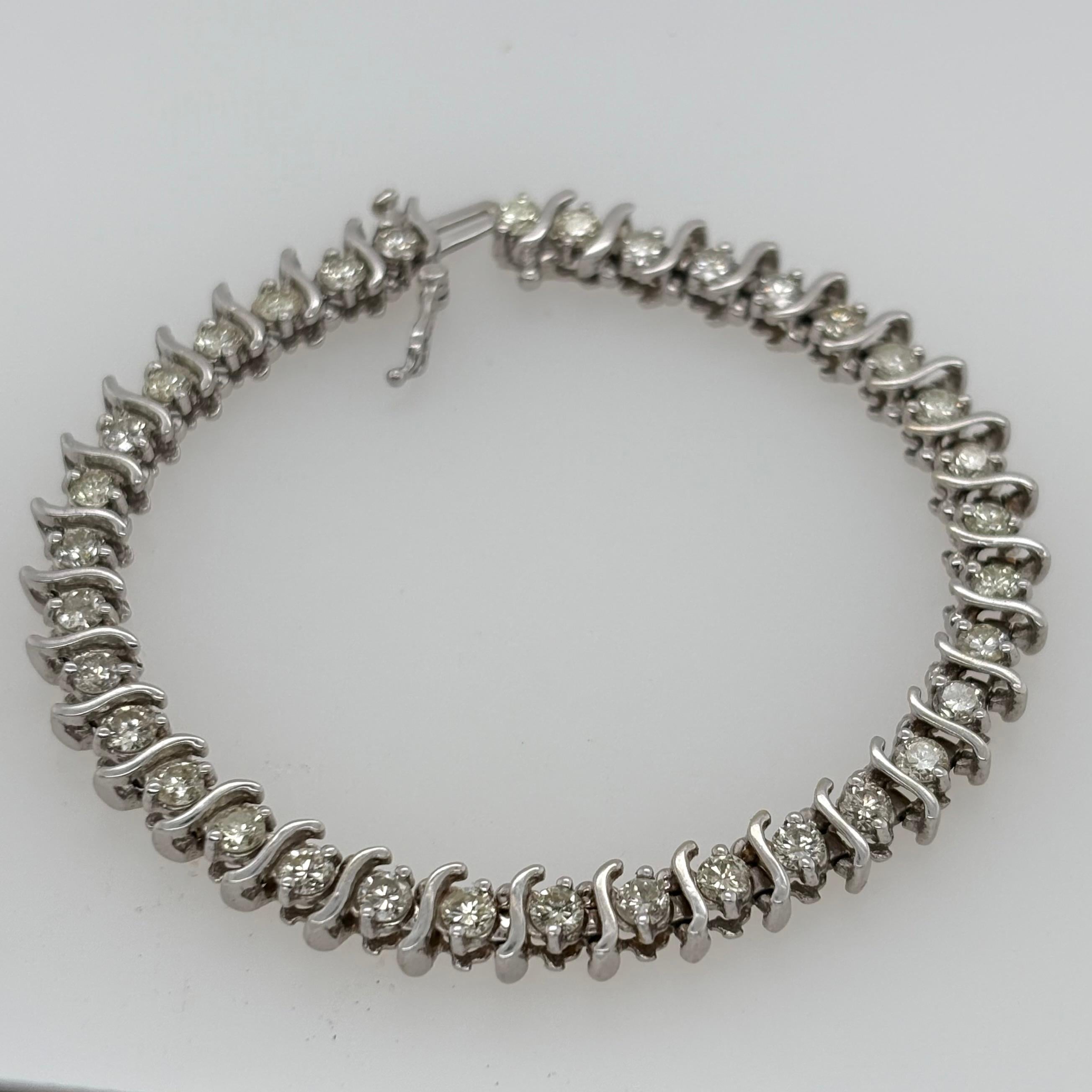 Contemporary Tennis Bracelet with 3.5ct Diamonds, 14kt White Gold For Sale