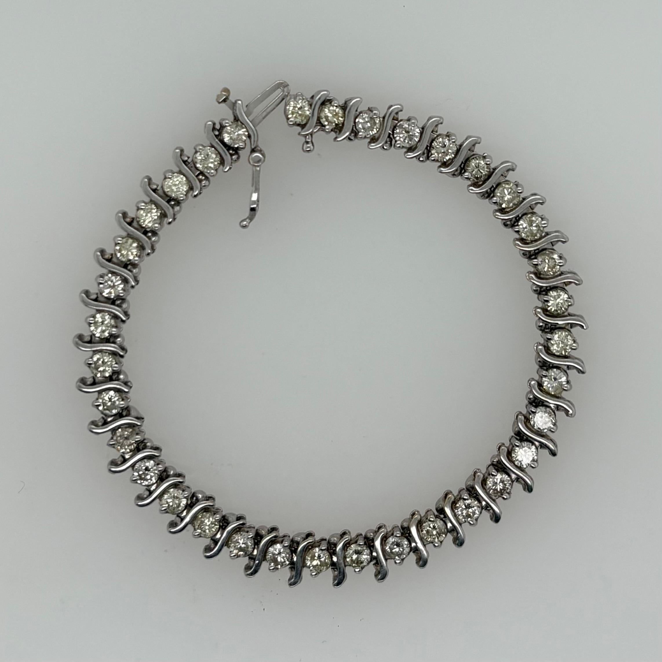 Tennis Bracelet with 3.5ct Diamonds, 14kt White Gold In Good Condition For Sale In Manhasset, NY