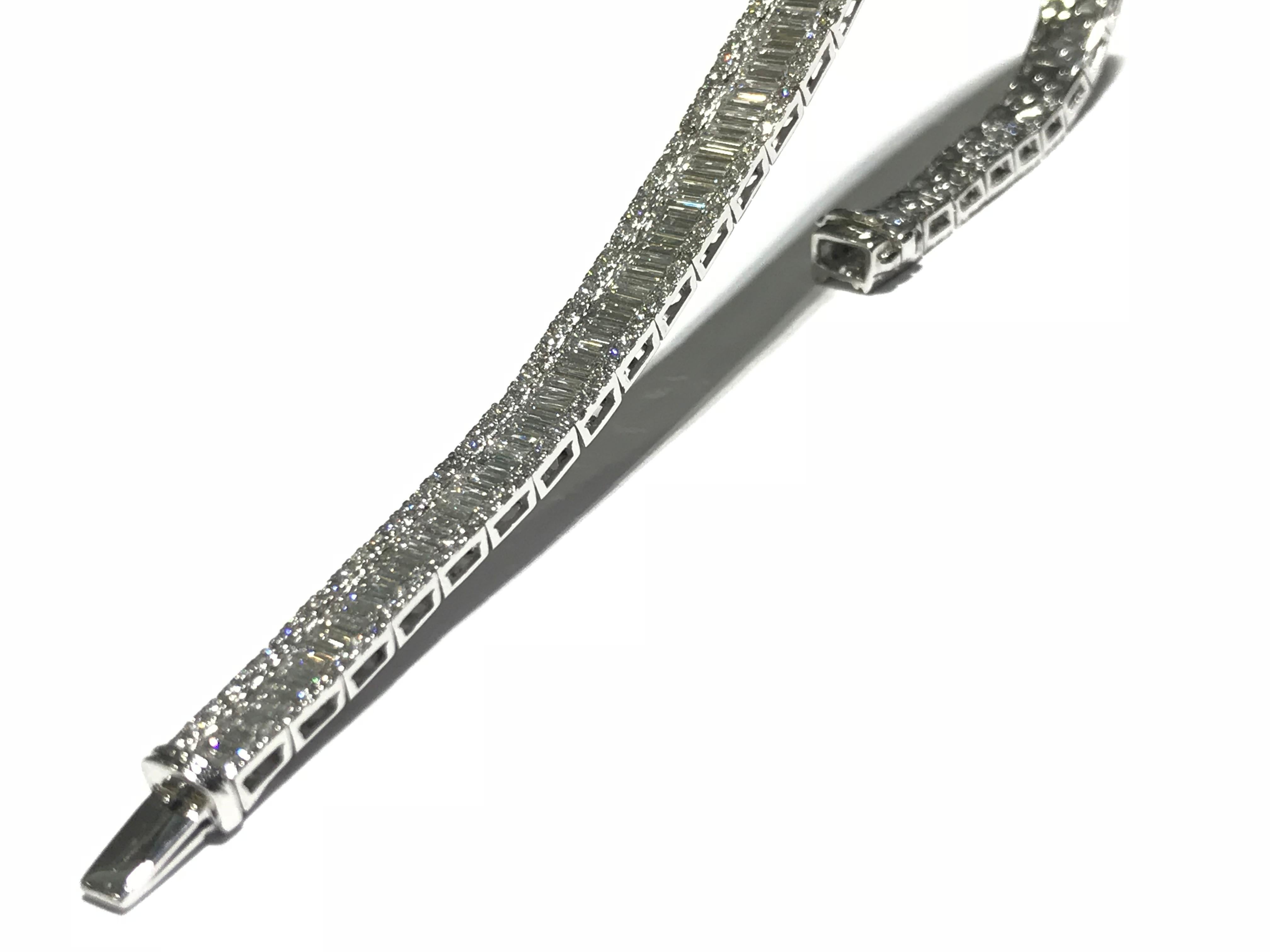 Tennis Bracelet with Baguettes and Round Diamonds on Each Side In New Condition For Sale In Toronto, Ontario