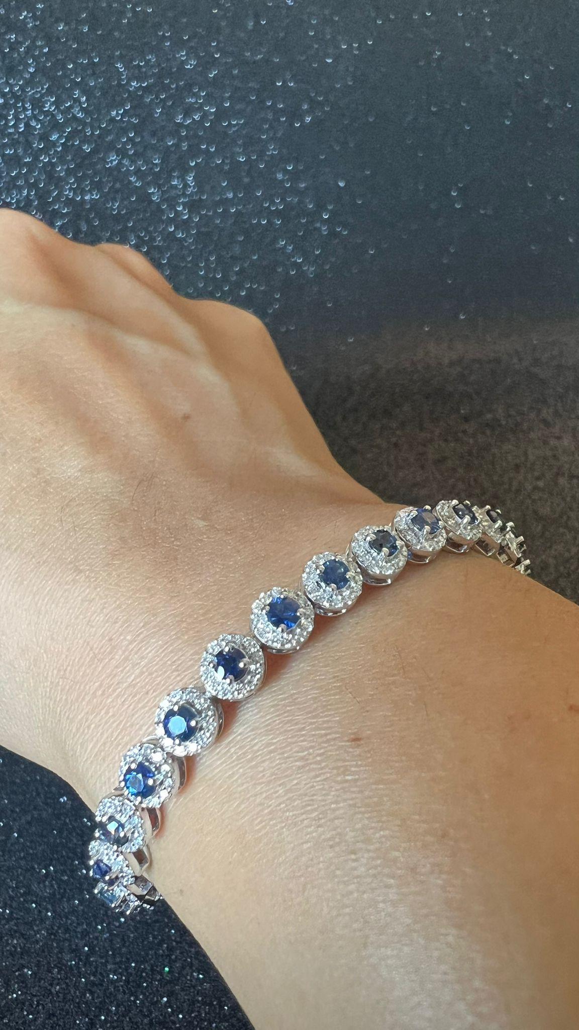 Bracelet de tennis avec diamants formant un halo sur des saphirs bleus naturels
longueur totale de 7 pouces
Ce bracelet contient 4,20 carats de saphirs de Ceylan triés à la main. 
1,76 carats de diamants naturels sélectionnés à la main, de pureté VS