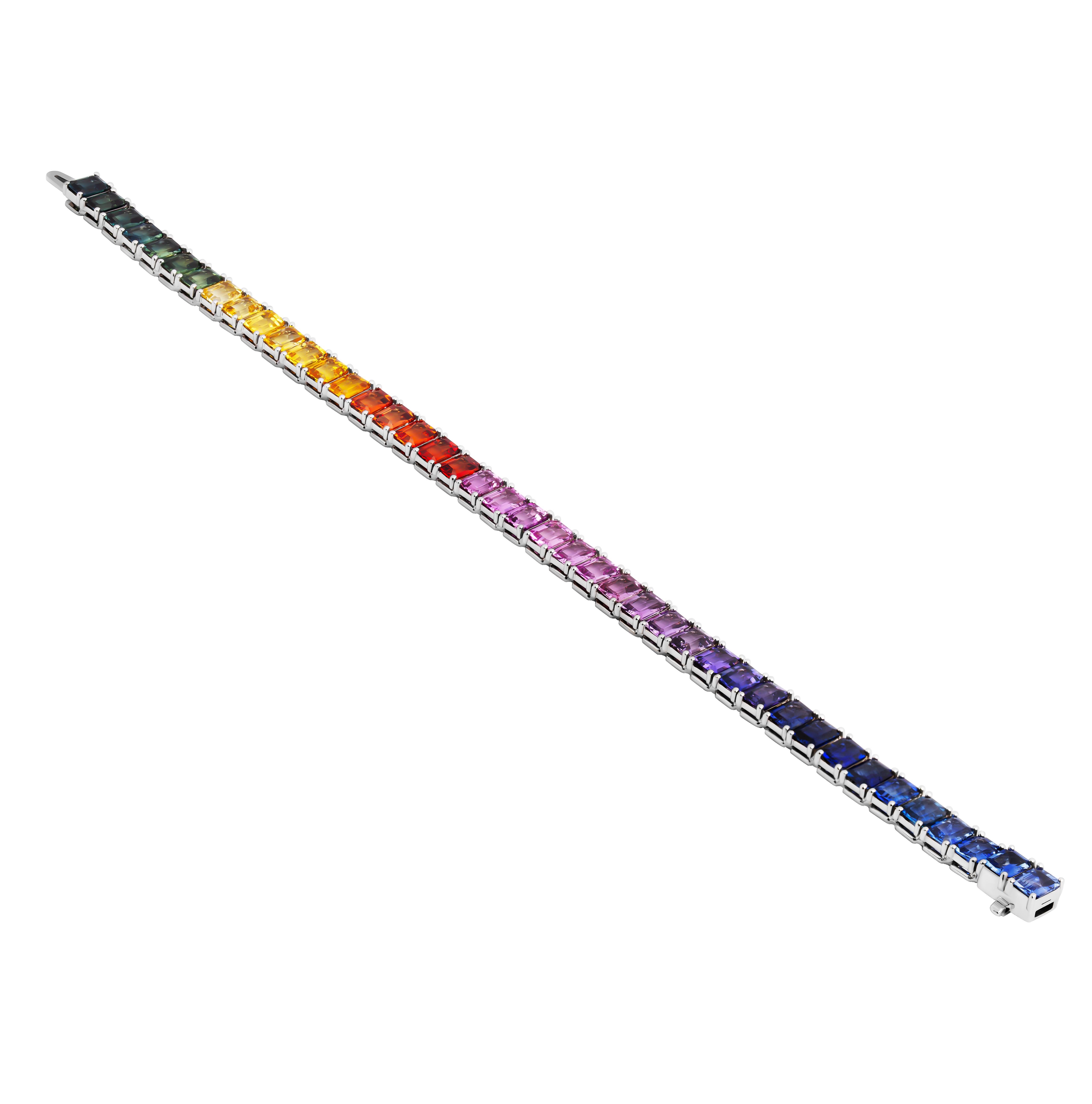 Pulsera de tenis con zafiros arco iris talla esmeralda en oro blanco de 14 quilates Moderno en venta