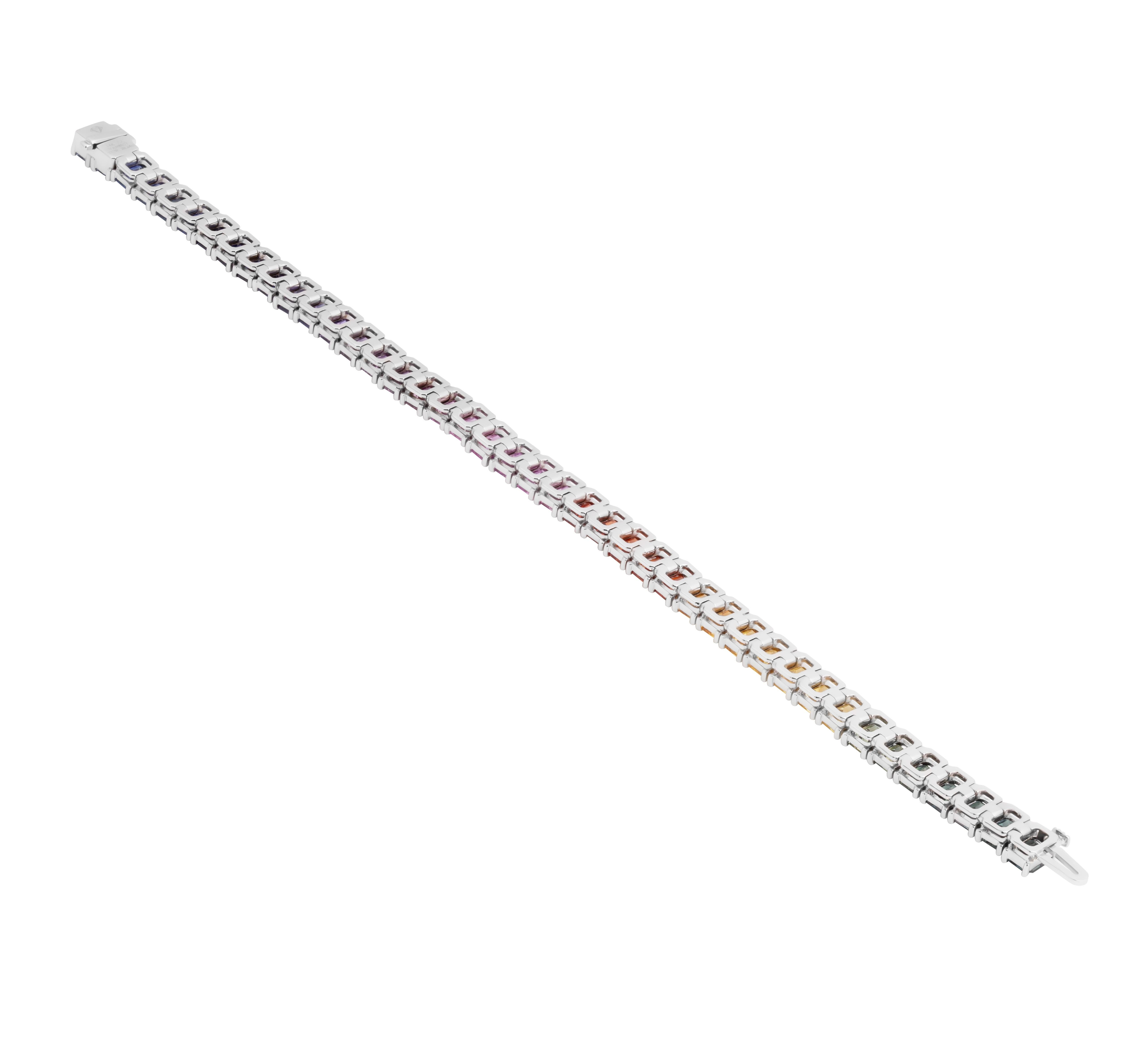 Pulsera de tenis con zafiros arco iris talla esmeralda en oro blanco de 14 quilates Corte esmeralda en venta