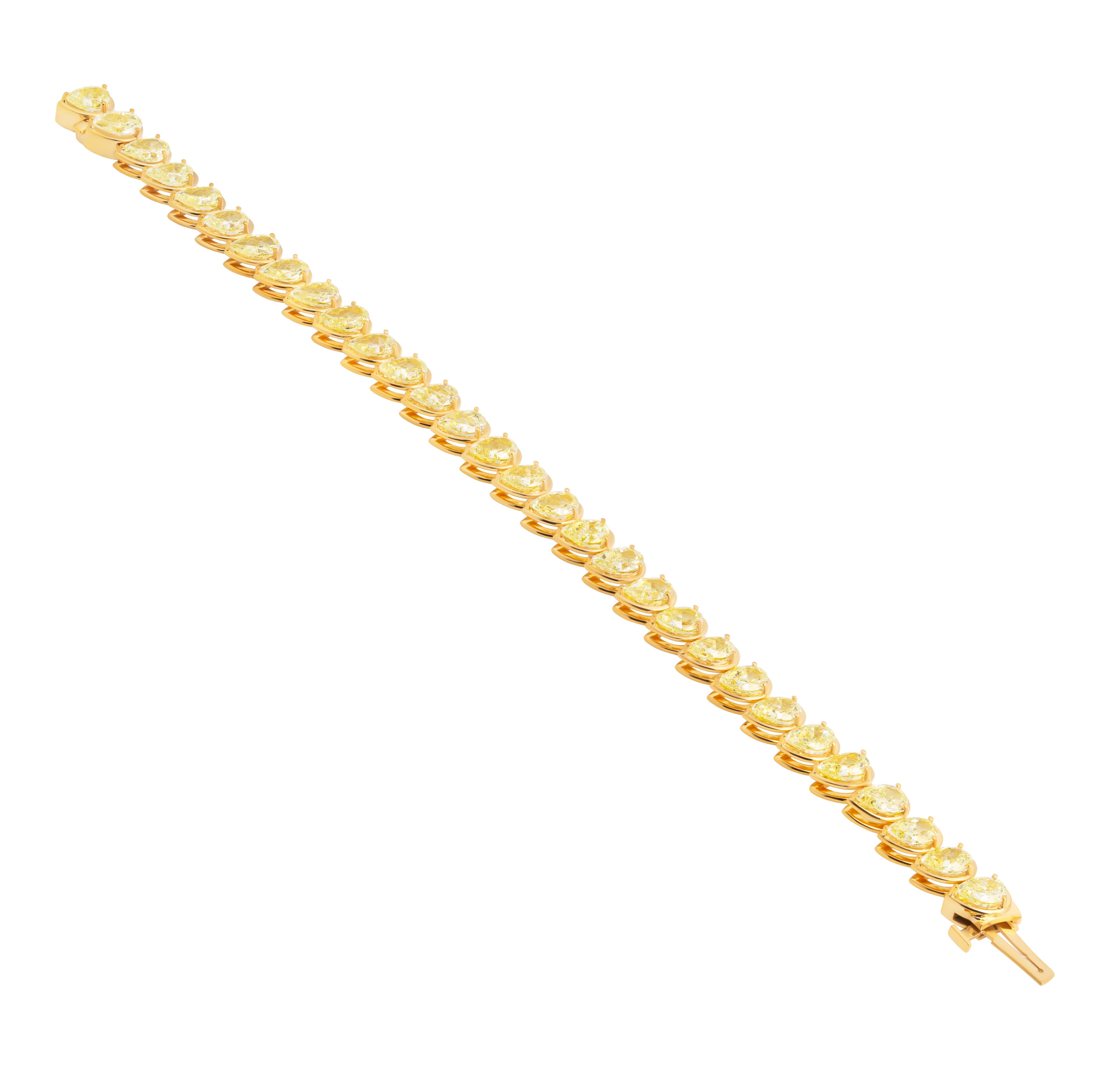 Tennis Bracelet with Fancy Light Yellow Pear Shape Diamonds Moderno en venta