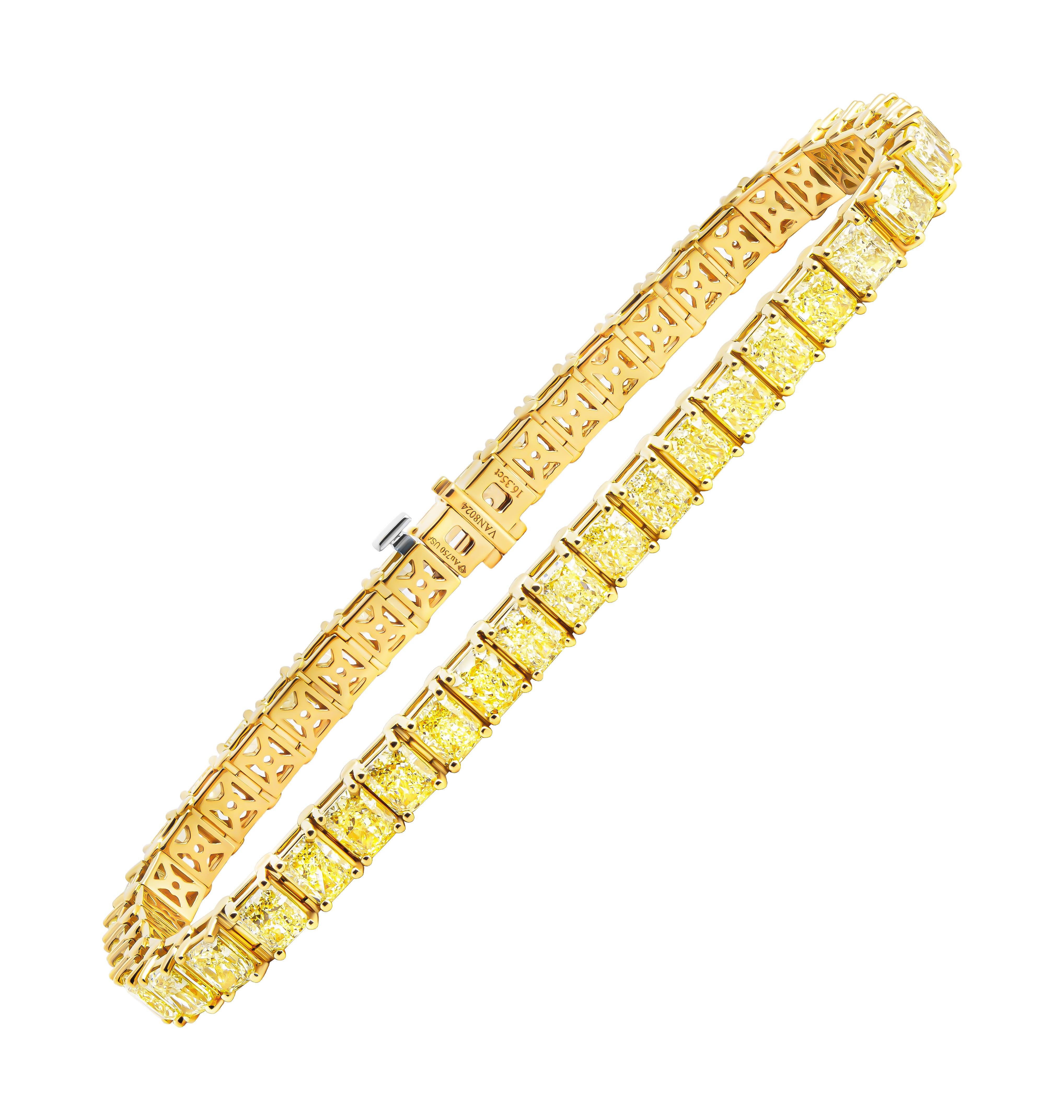 Bracelet tennis avec diamants jaunes fantaisie taille radiant
Monté en or jaune 18K 
45 diamants de taille radiant de couleur jaune fantaisie totalisant 16,35ct
7