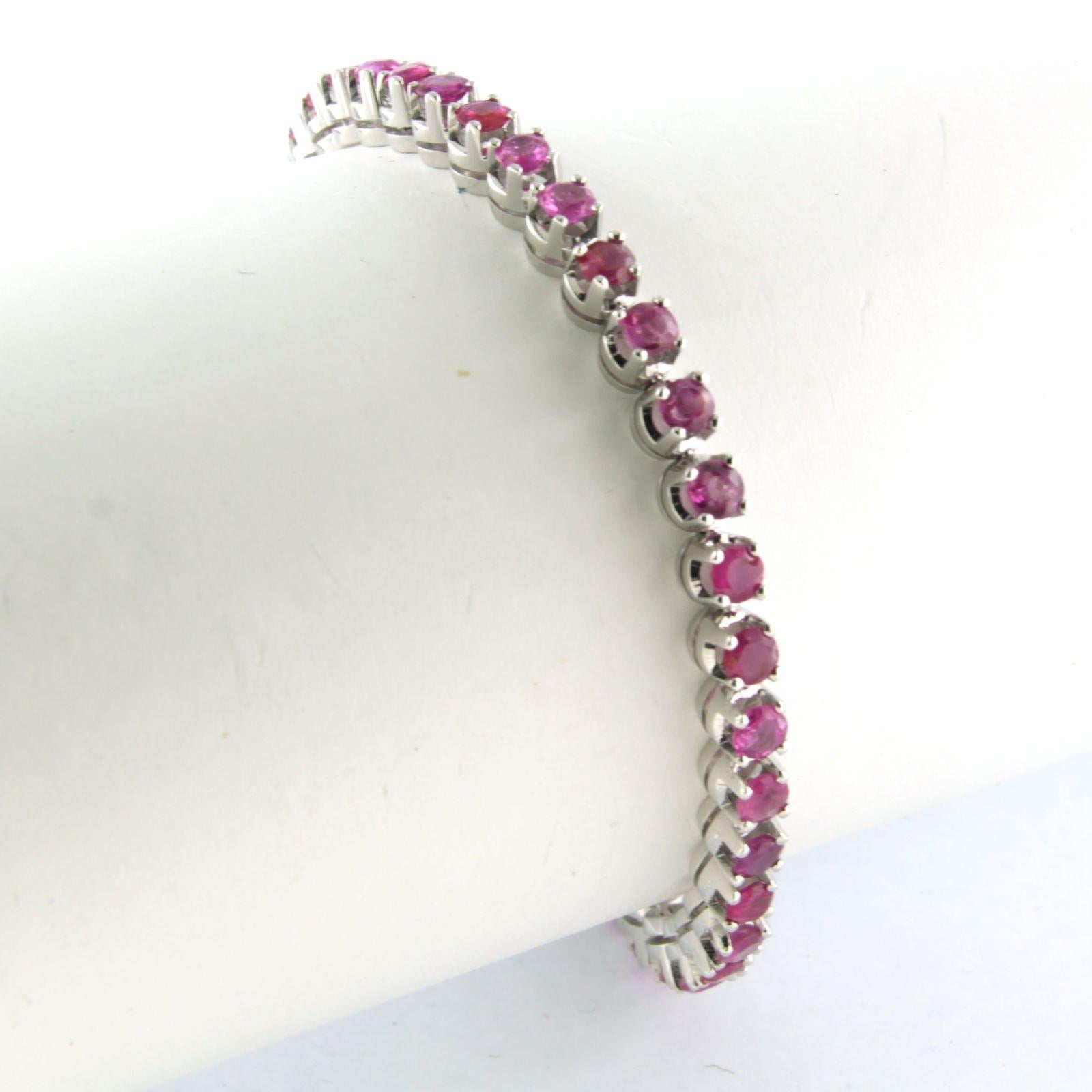 Pulsera de tenis de oro blanco de 18 quilates engastada con un rubí redondo talla facetada, aproximadamente 6,00 quilates, 18 cm de longitud

Descripción detallada

La pulsera mide 18 cm de largo, 4,6 mm de ancho y 4,8 mm de alto

Peso total: 14.7