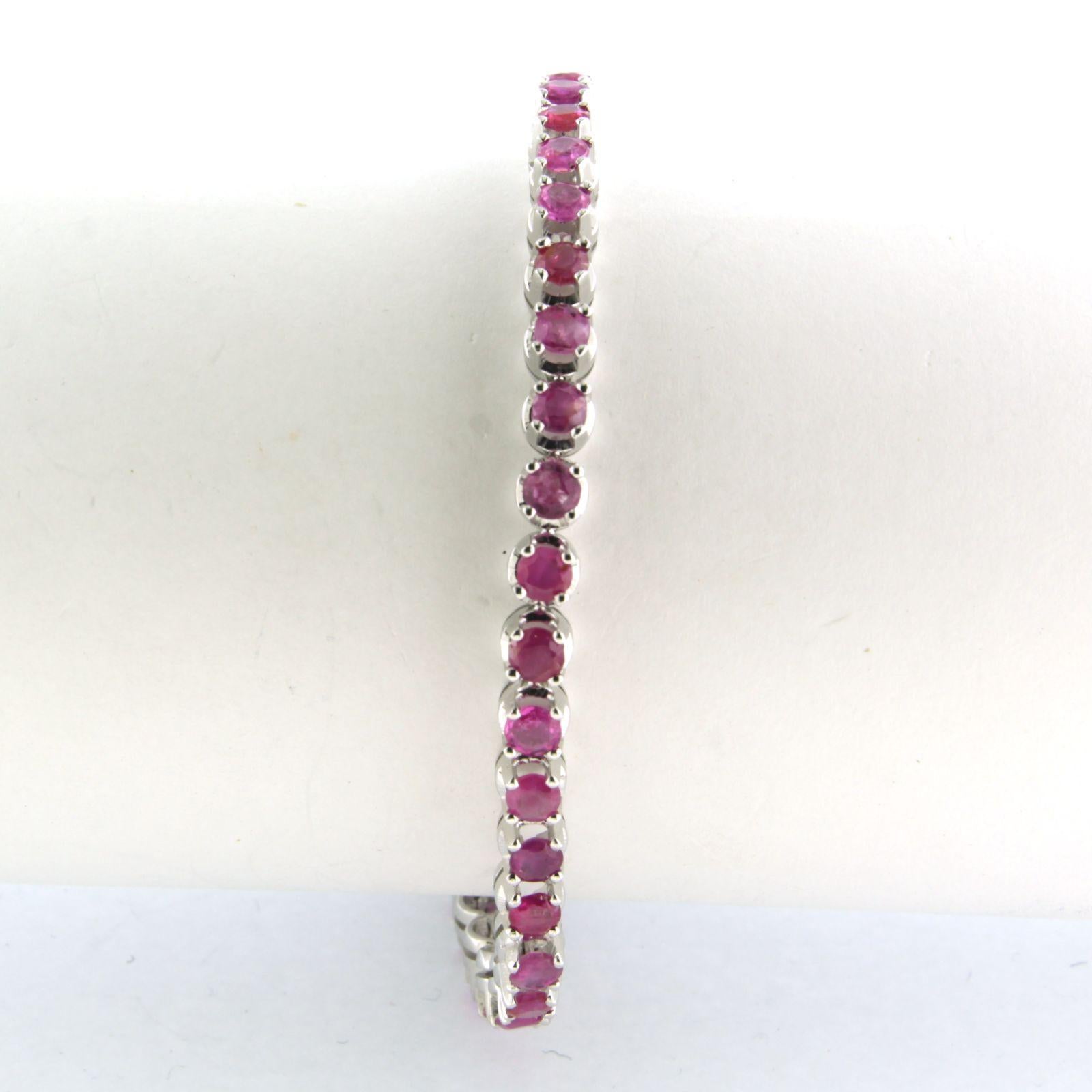 Pulsera de tenis con rubí de hasta 6,00 ct Oro blanco de 18 quilates 14,7 gramos Moderno en venta