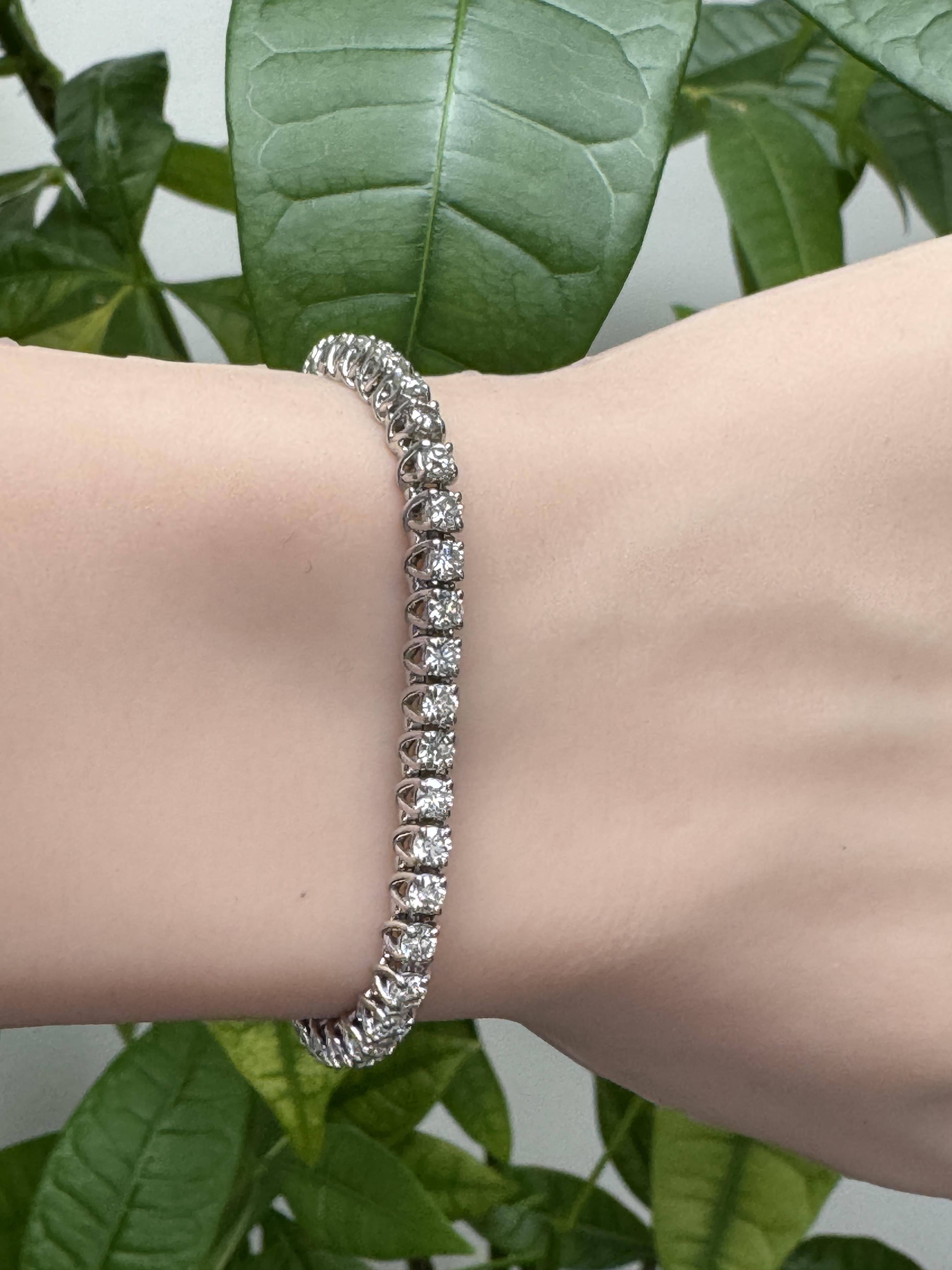 Bracelet de tennis en or blanc 14K 4 Ct Diamond. Bon état - En vente à Great Neck Plaza, NY