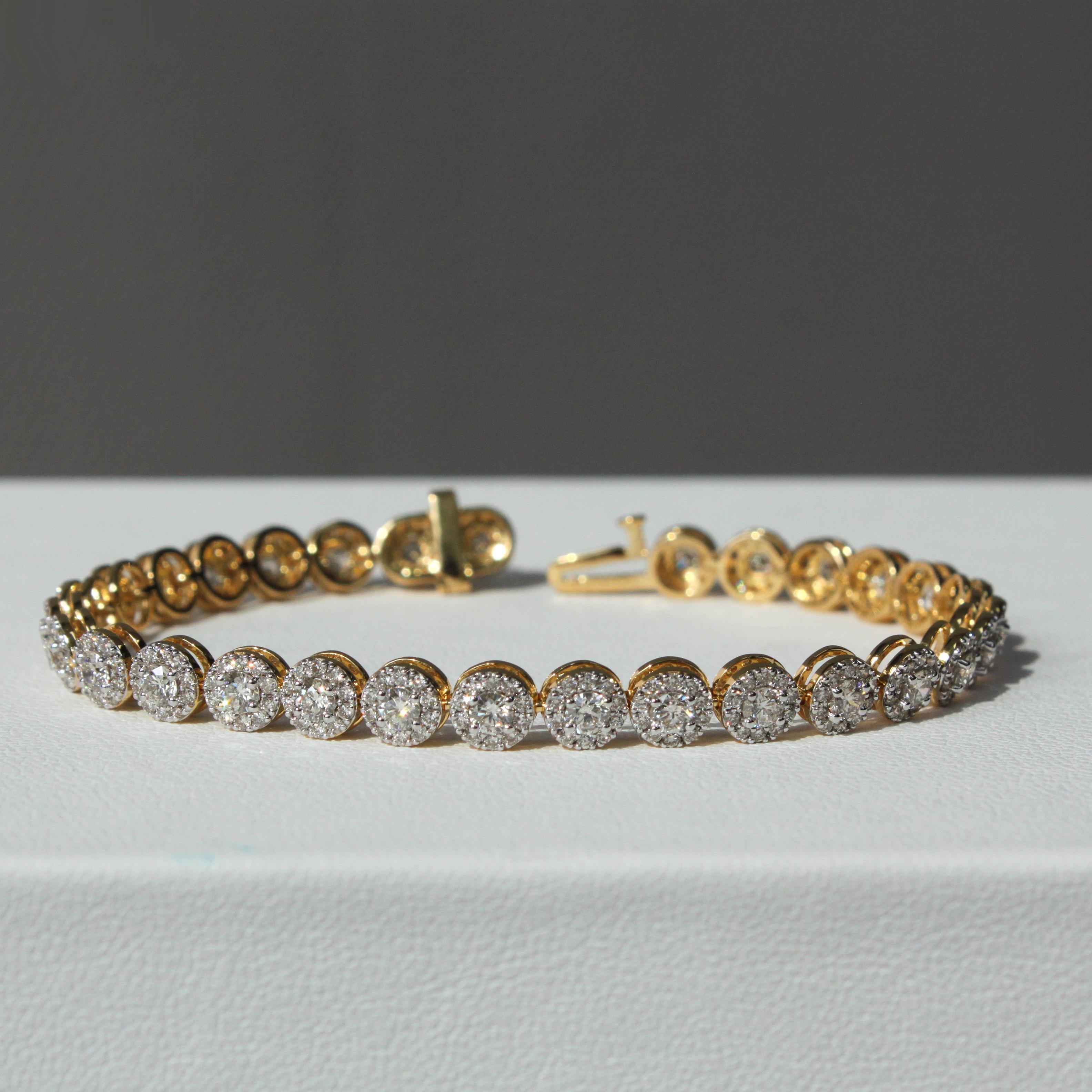Tennis Cluster Bracelet in 14K Gold In New Condition For Sale In Bangkok, TH