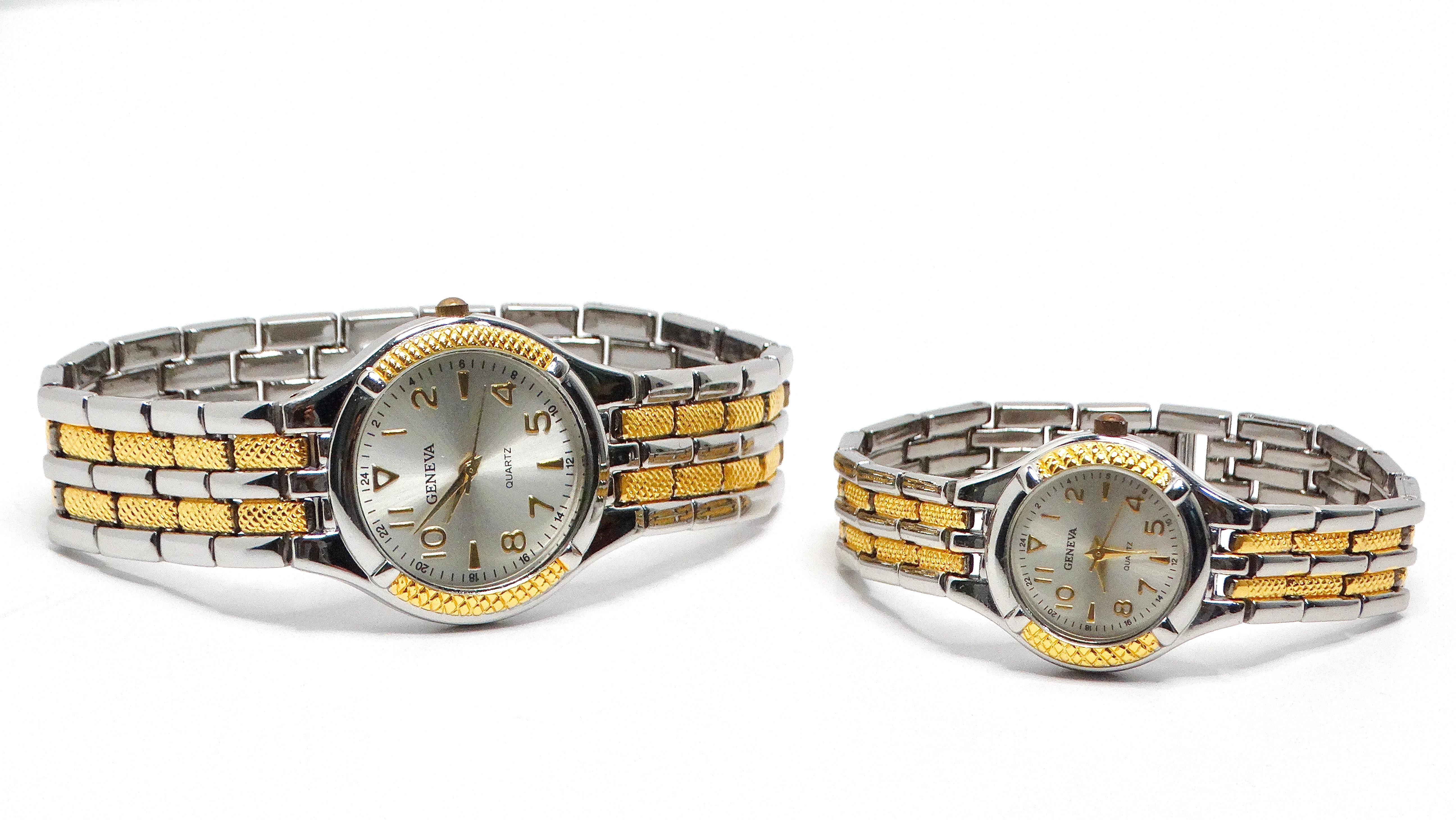 El Reloj de pulsera bicolor de cuarzo Geneva His & Her ofrece una mezcla de elegancia y precisión perfecta para parejas. Cada reloj está fabricado con un sofisticado acabado bicolor, que combina elementos en tonos dorados y plateados para un aspecto