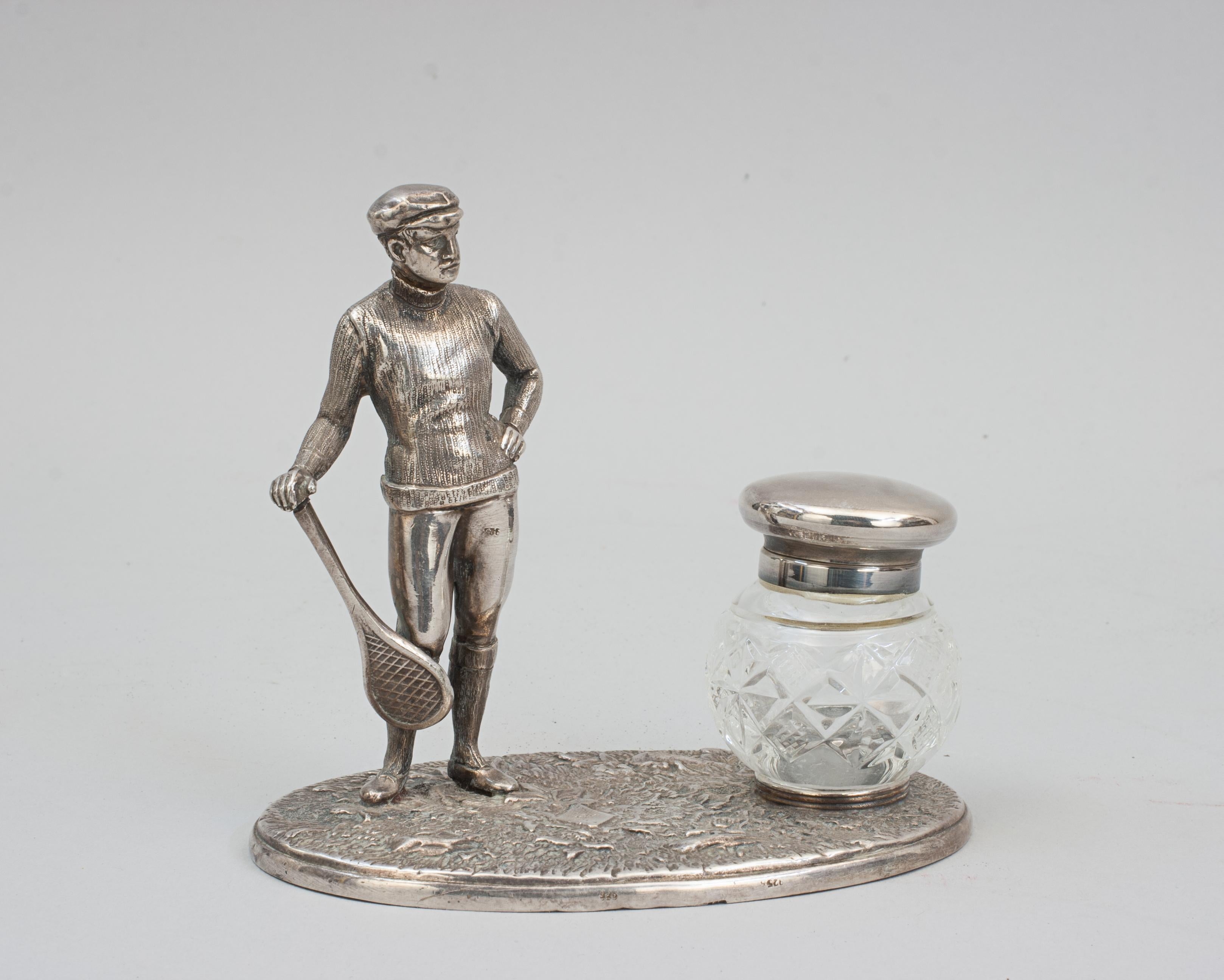 Viktorianische Neuheit Tennis Versilbertes Tintenfass.
Ein hochwertiges, vergoldetes Tennis-Tintenfass mit einem einzelnen Tintenfass und einem männlichen echten Tennisspieler. Der Tennisspieler steht mit seinem Tennisschläger in der Hand und trägt