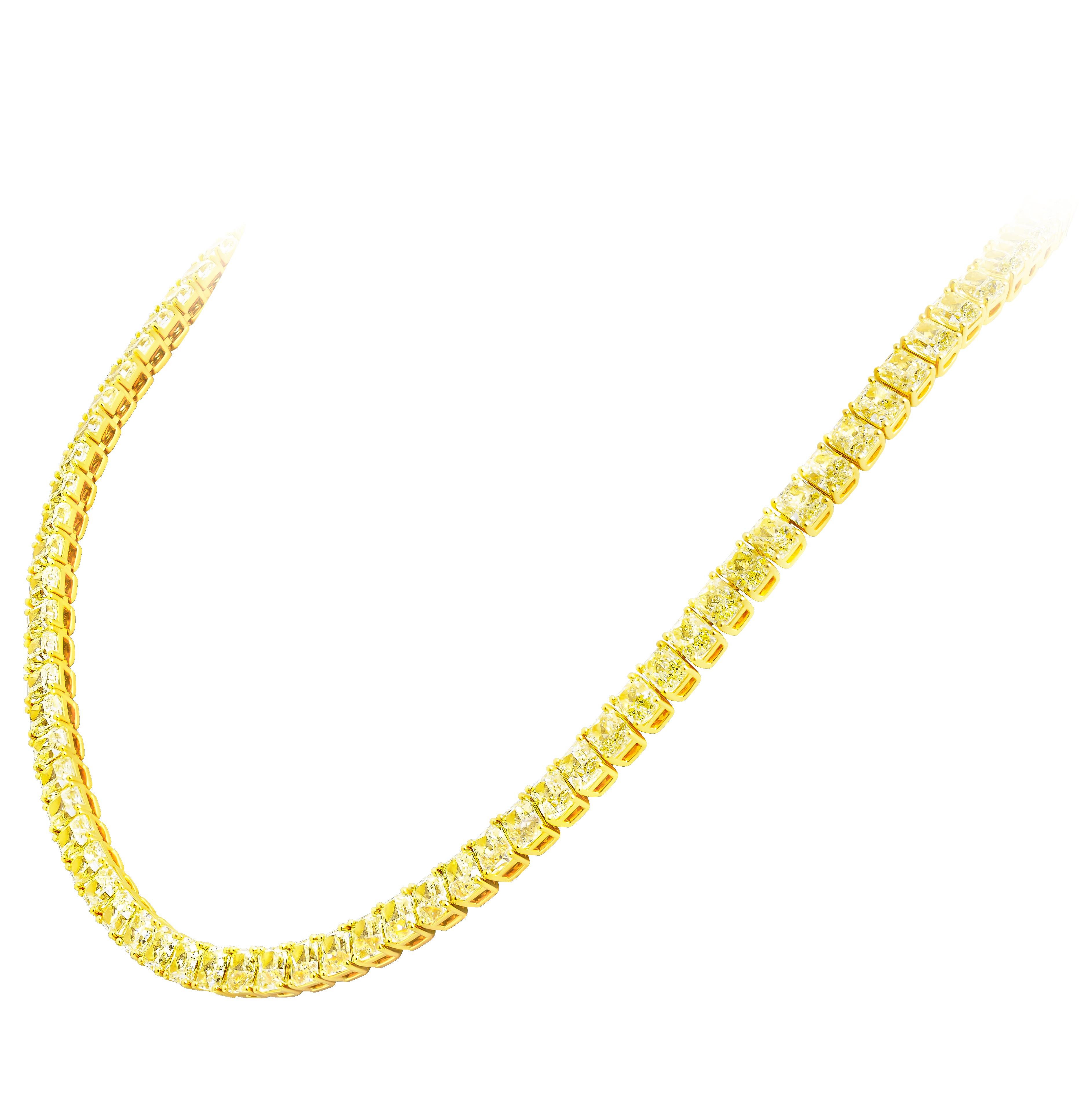 Collier de tennis avec diamants de taille radiant de couleur jaune clair 
En or jaune 18 carats
92 Diamants de couleur jaune clair à taille rayonnante, pureté VS 
Environ 0,65ct chacun, pour un total de 59,41ct 
16