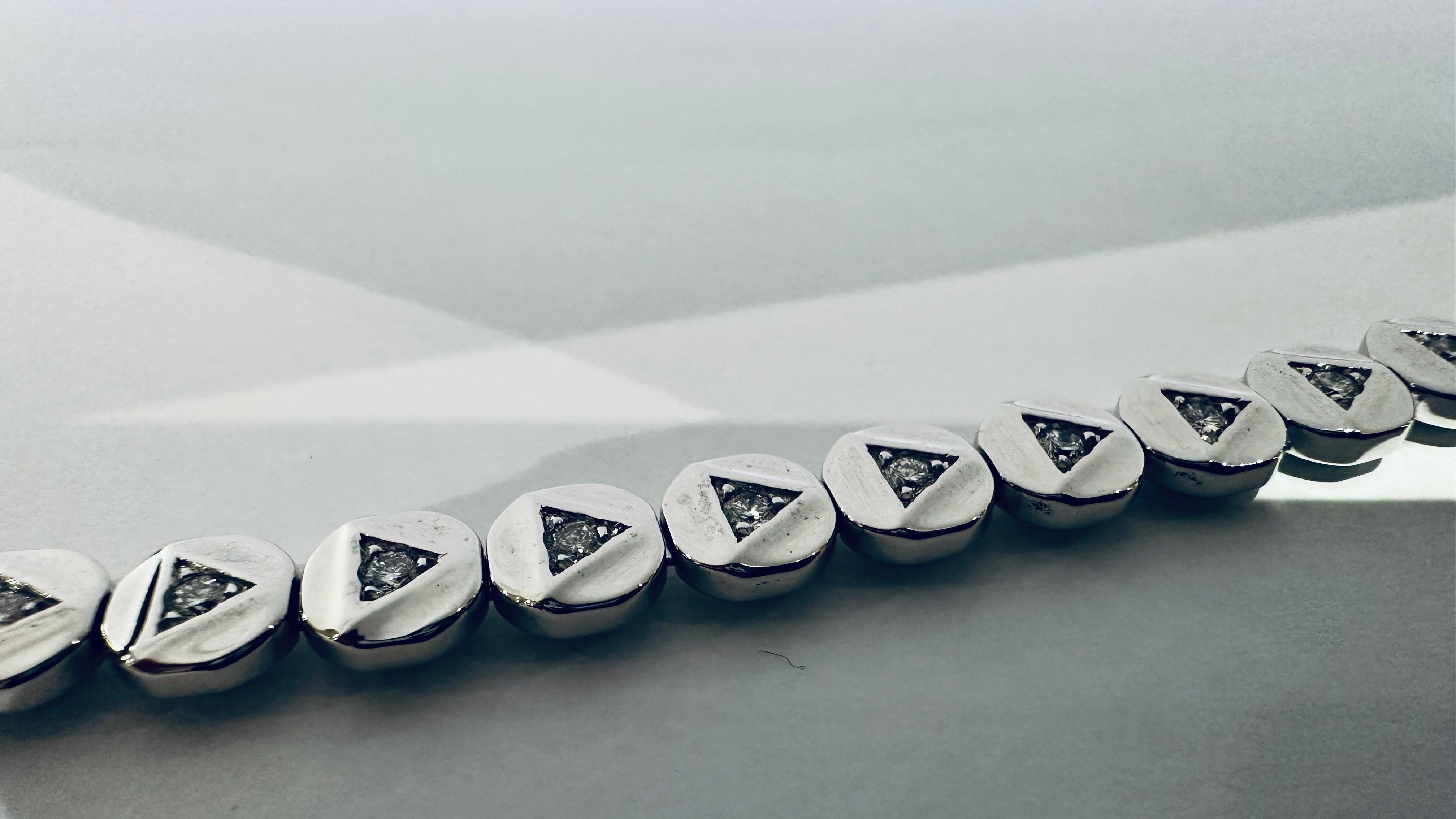 Diamants en or pour tennis de forme triangulaire : Elégance et contrastes de lumière Neuf - En vente à Guidizzolo, IT