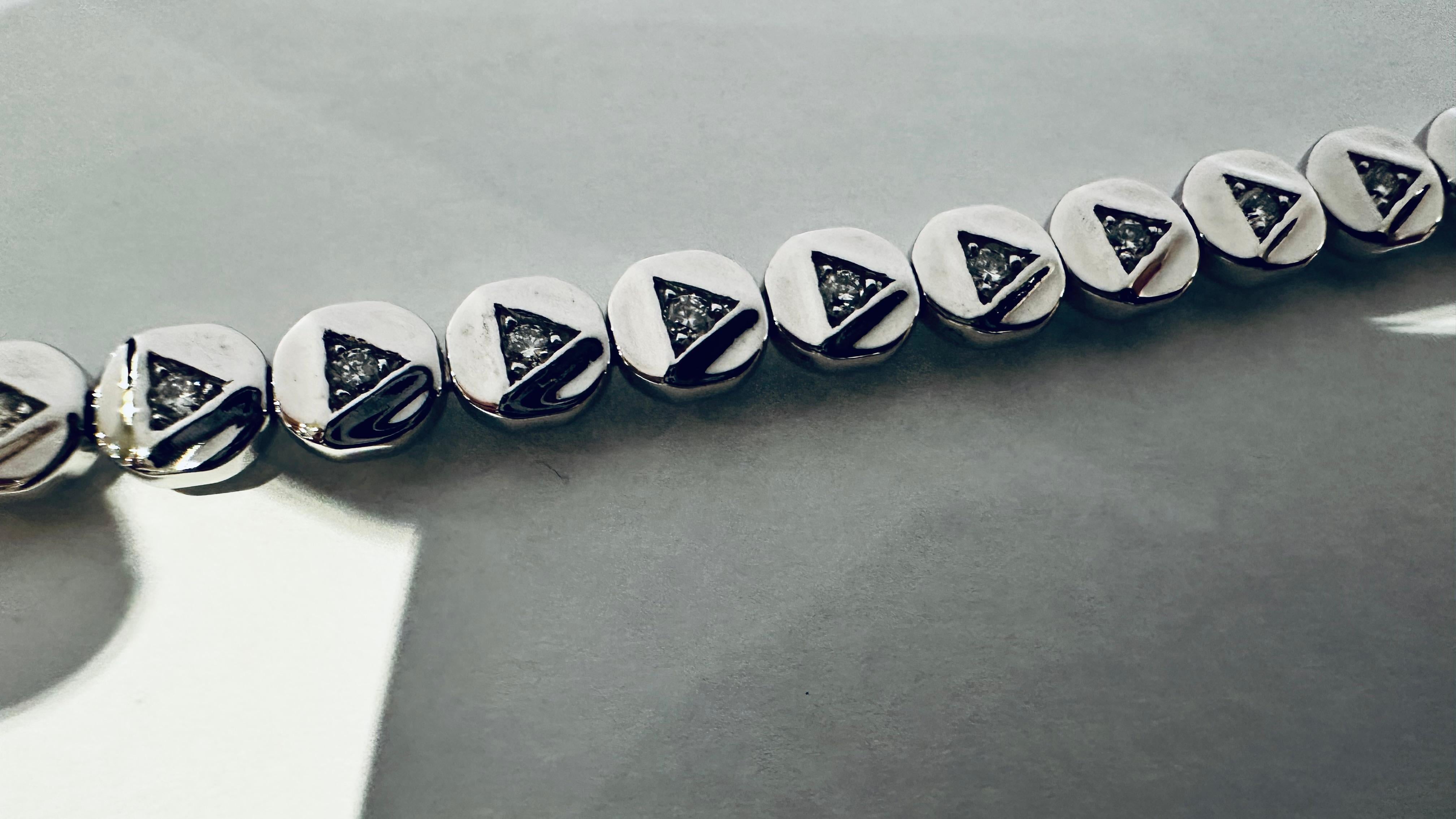 Diamants en or pour tennis de forme triangulaire : Elégance et contrastes de lumière Unisexe en vente