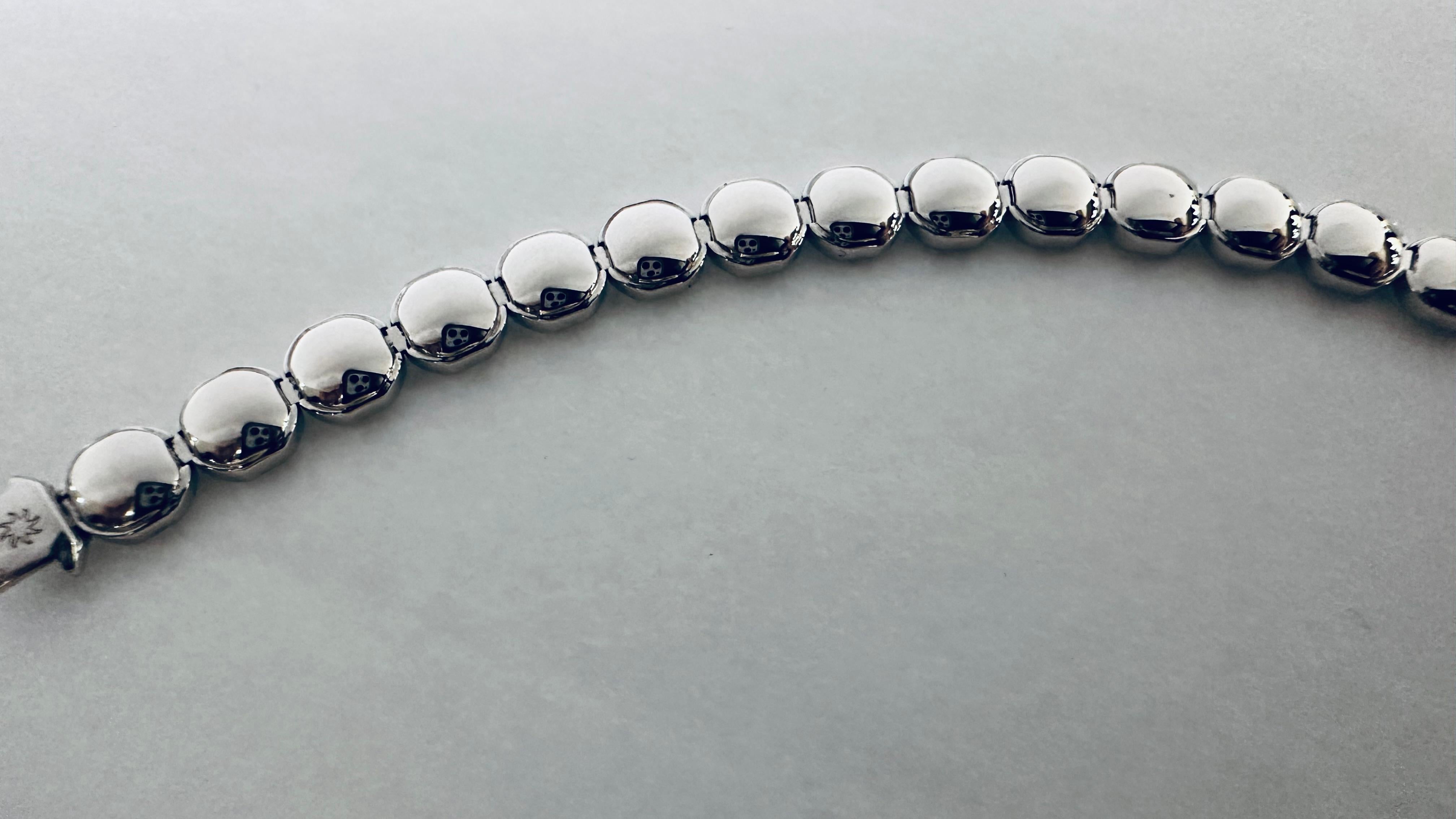 Diamants en or pour tennis de forme triangulaire : Elégance et contrastes de lumière en vente 1