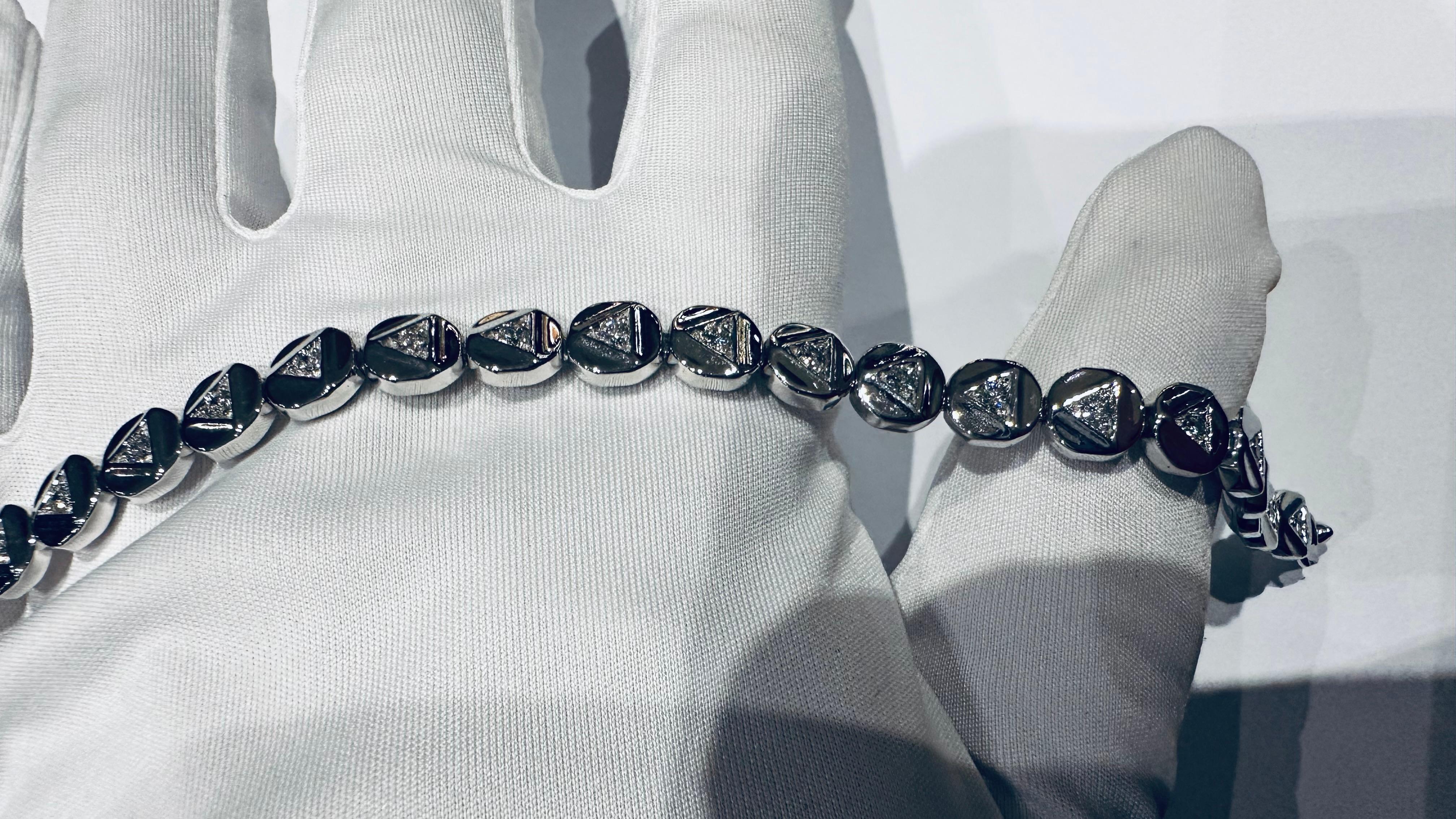 Diamants en or pour tennis de forme triangulaire : Elégance et contrastes de lumière en vente 2