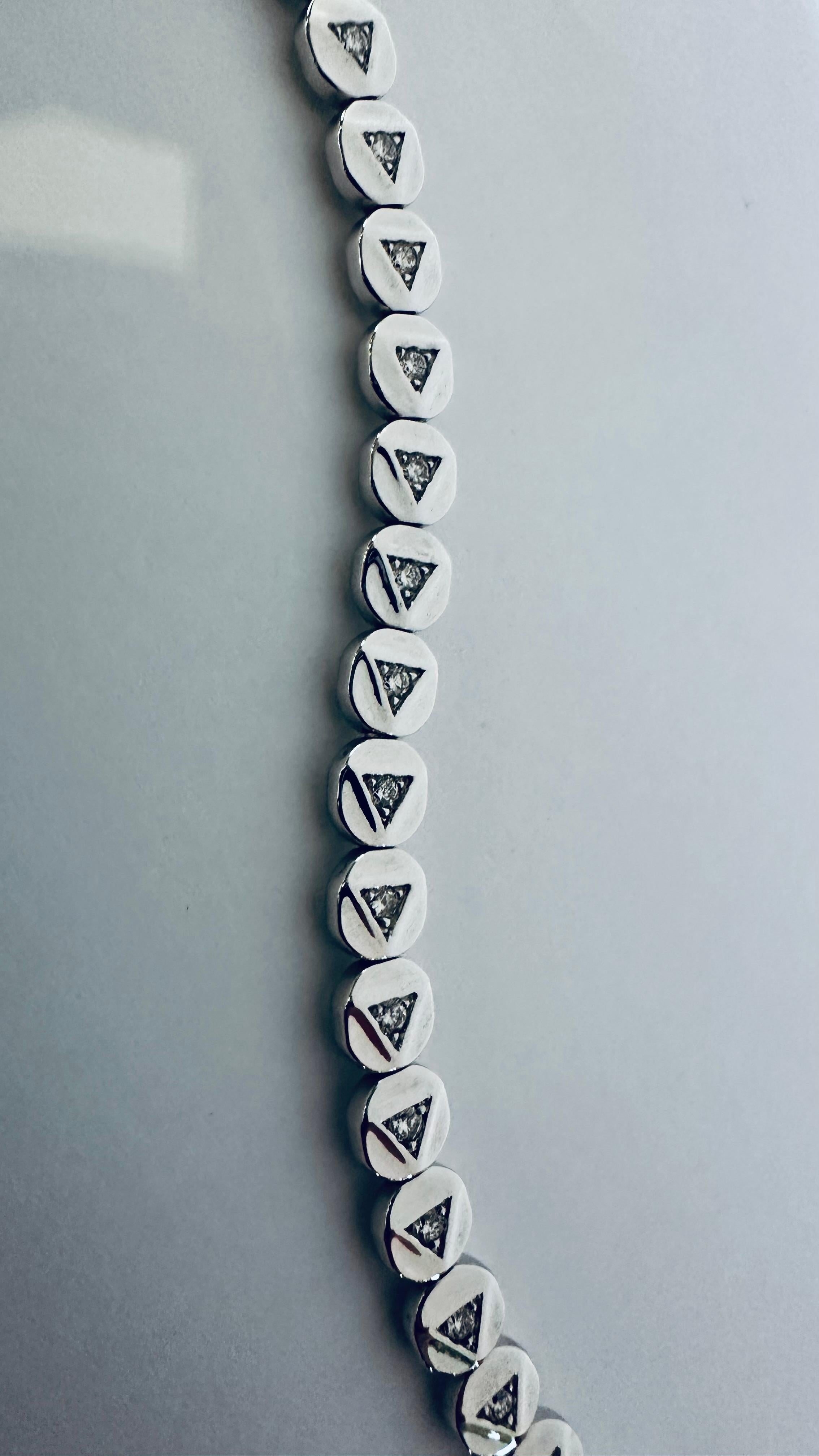 Diamants en or pour tennis de forme triangulaire : Elégance et contrastes de lumière en vente 4