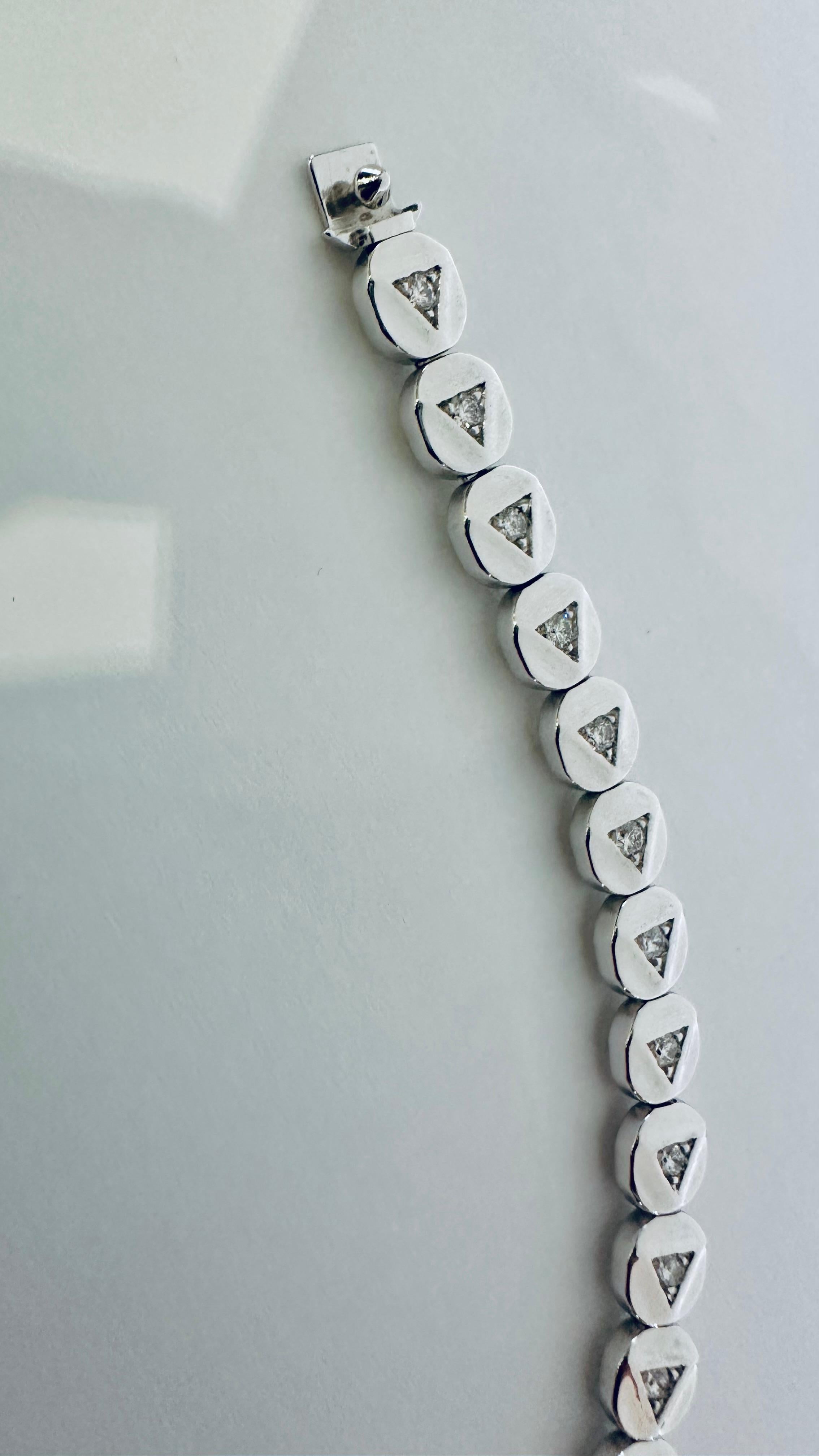 Diamants en or pour tennis de forme triangulaire : Elégance et contrastes de lumière en vente 5