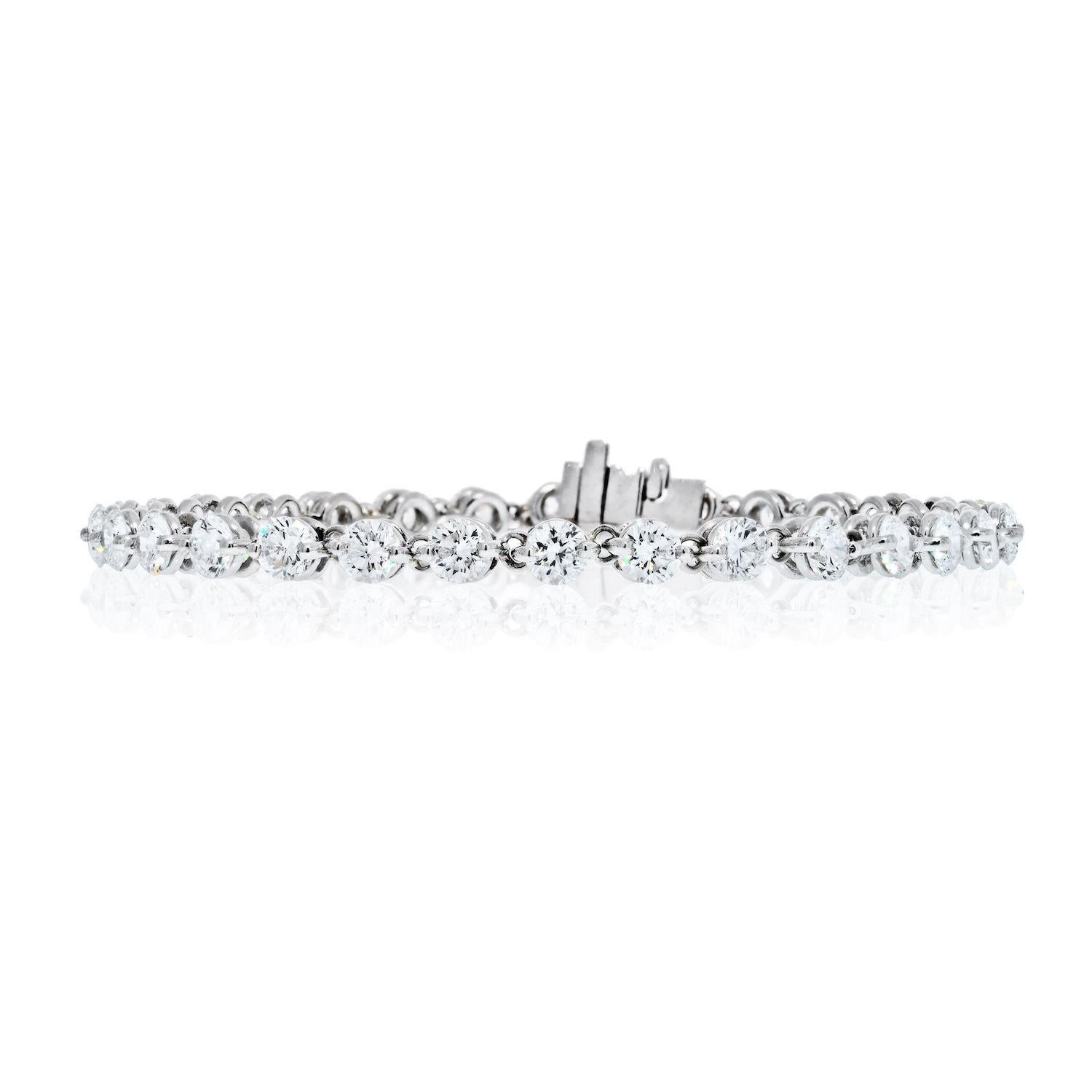 Bracelet de tennis en platine 7,85cts de diamant rond.
Diamants ronds taille brillant. Couleur F-G, pureté VS-SI. Excellente coupe.
Fermoir en forme de boîte avec sécurité. 7 pouces de long.