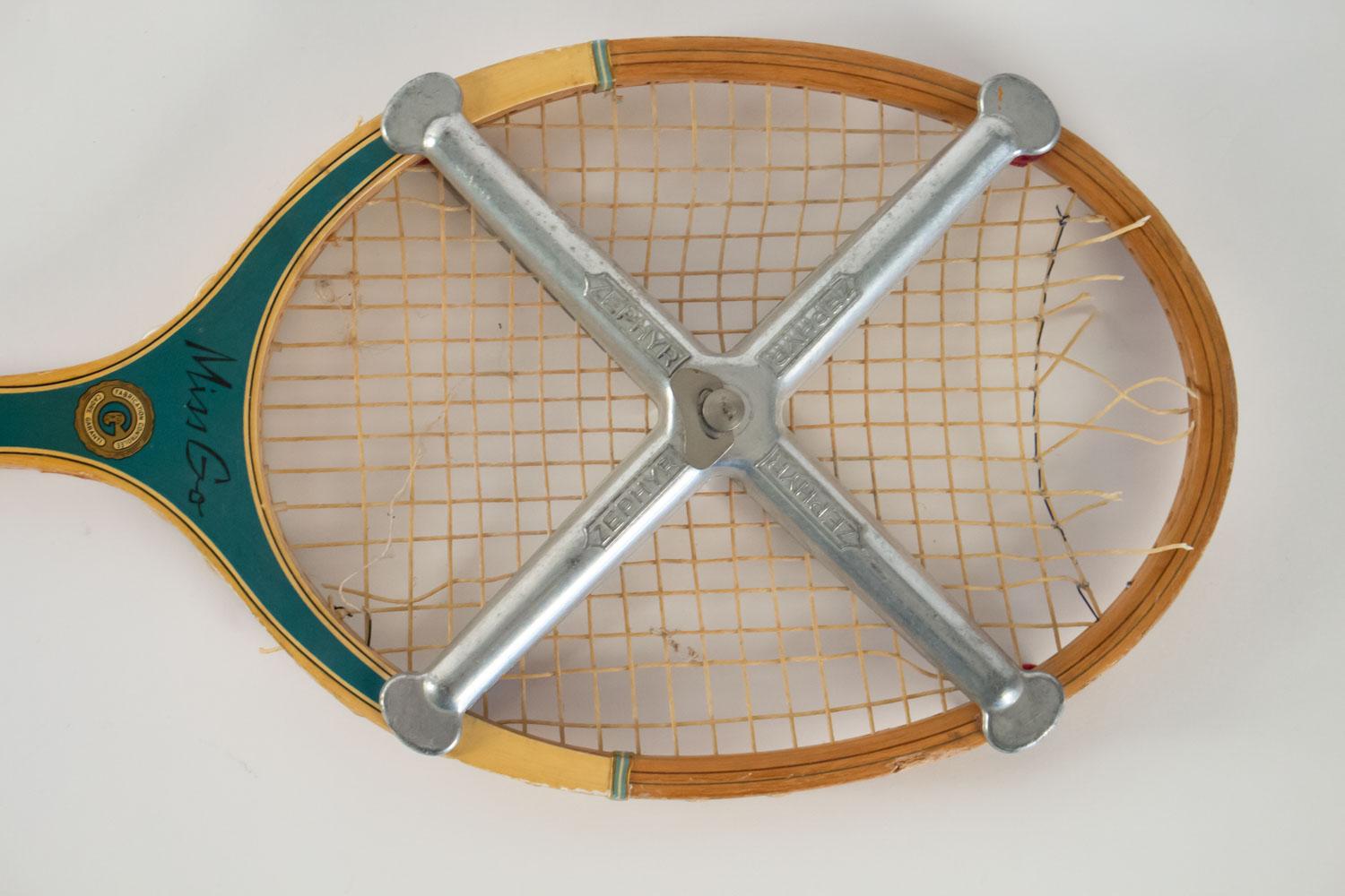 Tennisschläger, Miss Go, Profi, Mitte des 20. Jahrhunderts. 
Maße: H 70cm, B 23cm, B 3cm.