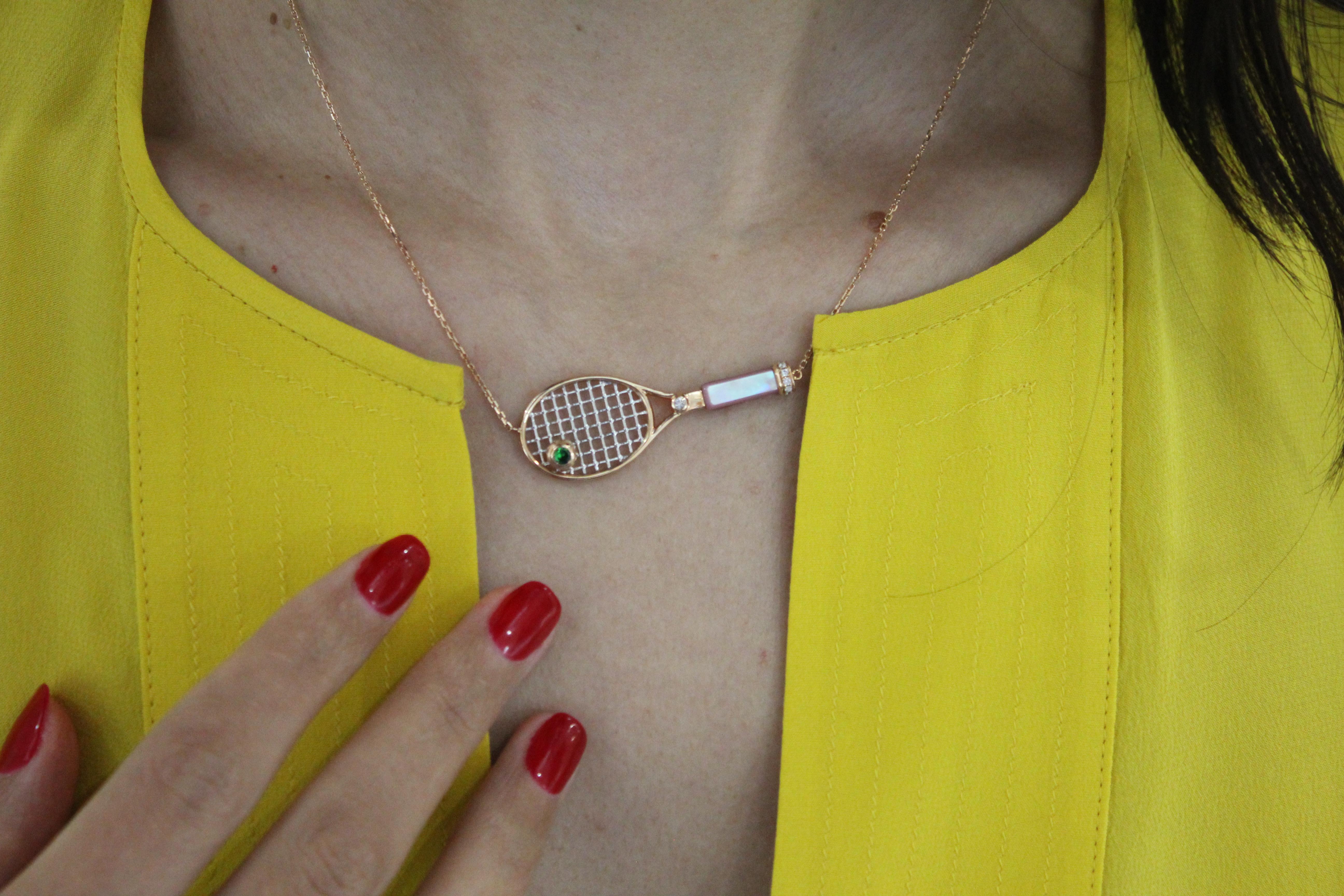Halskette mit Diamant-Rosa Perle Smaragd 18 Karat Gold Tennis Racket Charm-Anhänger im Angebot 2