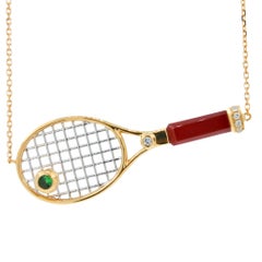 Collier pendentif raquette de tennis en or 18 carats, agate rouge, cornaline, émeraude et diamant