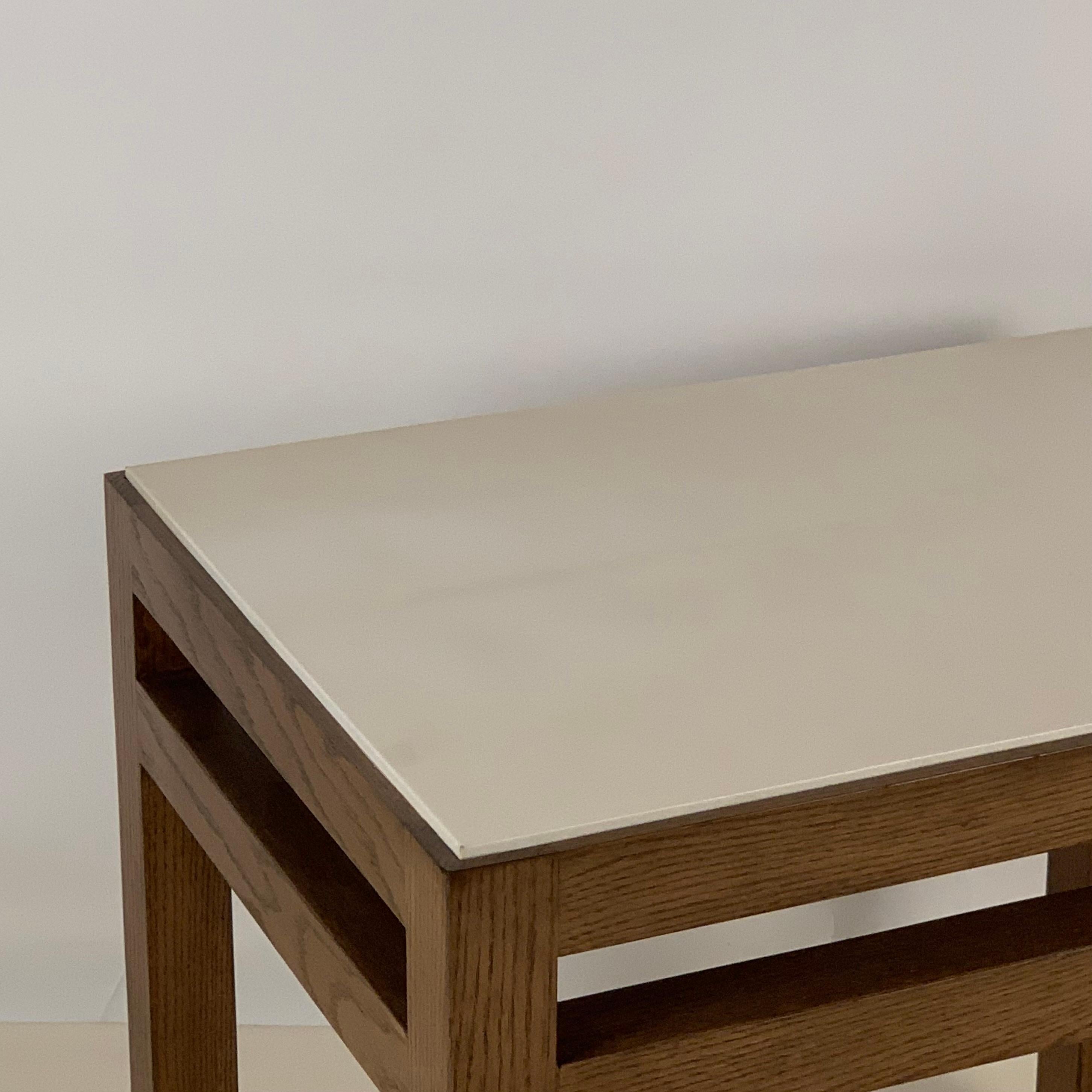 Beistelltisch 'Tenon' aus Eiche und Pergament von Design Frères (Ziegenleder) im Angebot