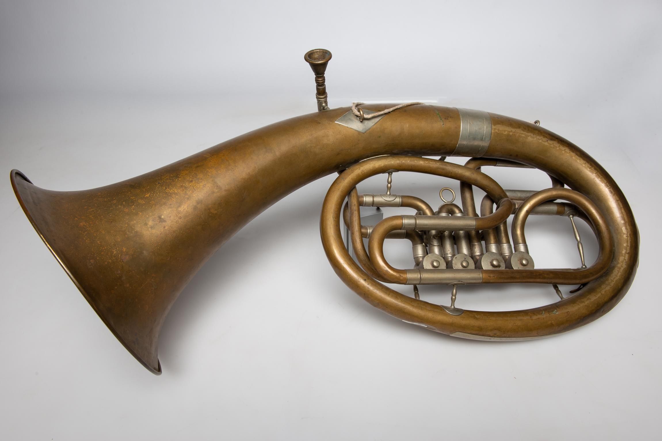 Tenor 4-Zylinder-Flügelhorn - Dieses Tenor-Flügelhorn wurde von V.F. hergestellt. Cerveny & S. - Hradec . Kralove - Das Unternehmen wurde 1842 in Hradeh Kralove, Tschechische Republik, gegründet. Es war Cerveny, der 1846 das System der Drehventile