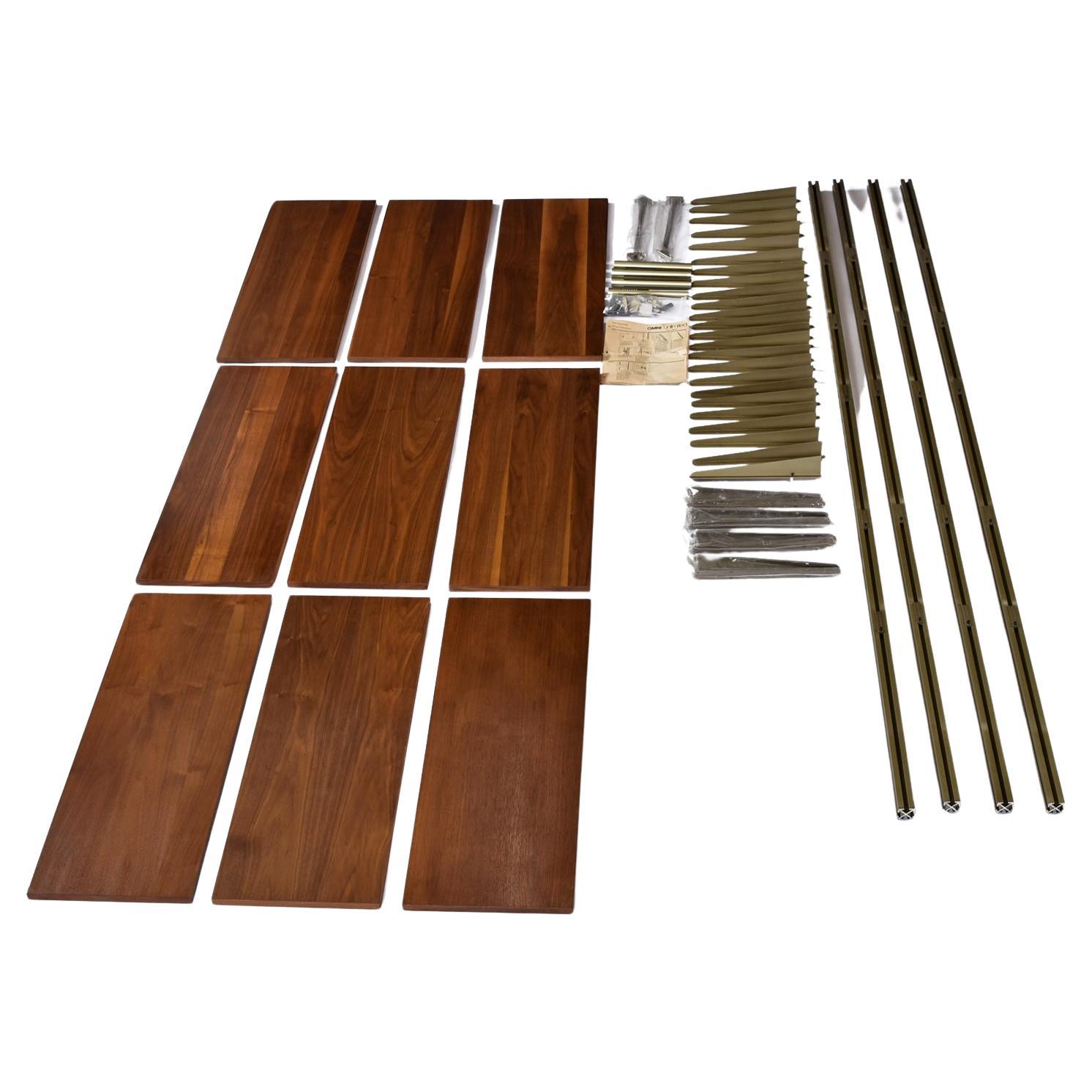 Questi pali di tensione in alluminio color oro smeraldo sono difficili da trovare.  Il colore e la finitura danno il tono a questa parete attrezzata elegante e versatile.  Il sistema di scaffalature 