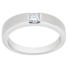 Diamantring mit Prinzessinnenschliff. 0,25 Karat Diamant im Tension-Schliff