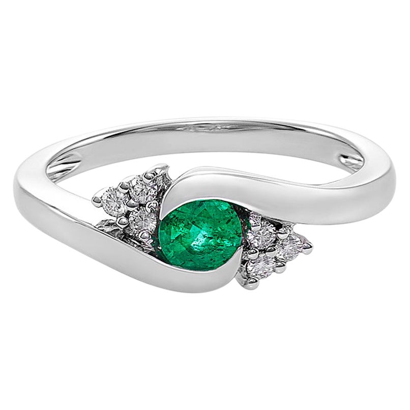 En venta: Anillo de compromiso de oro blanco de 18 quilates con esmeralda y diamantes talla redonda y torsión tensada