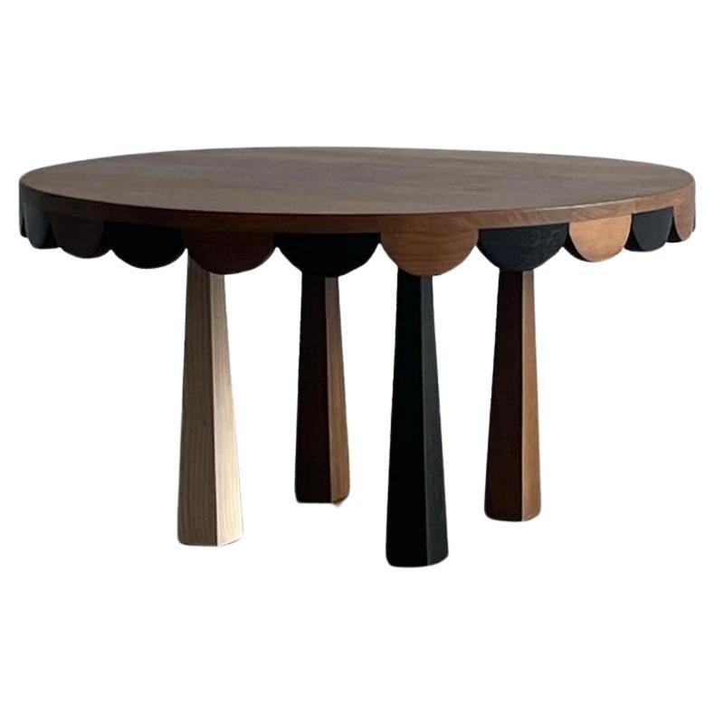 La table Tent, conçue par STUDIO KALLANG, est une interprétation ludique des formes rétro du milieu du siècle, fabriquée à la main en teck massif et en bois de sungkai. 