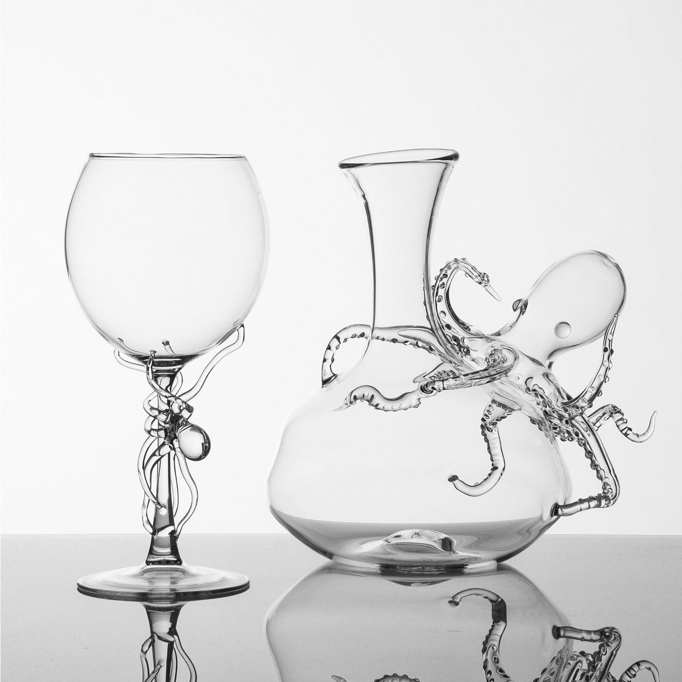 The enveloping elegance of the Polpo Collection may make you believe that the animal is really wrapping the decanter or climbing up the stem of the glass. Details are recreated with great precision in homage to these extraordinary creatures that
