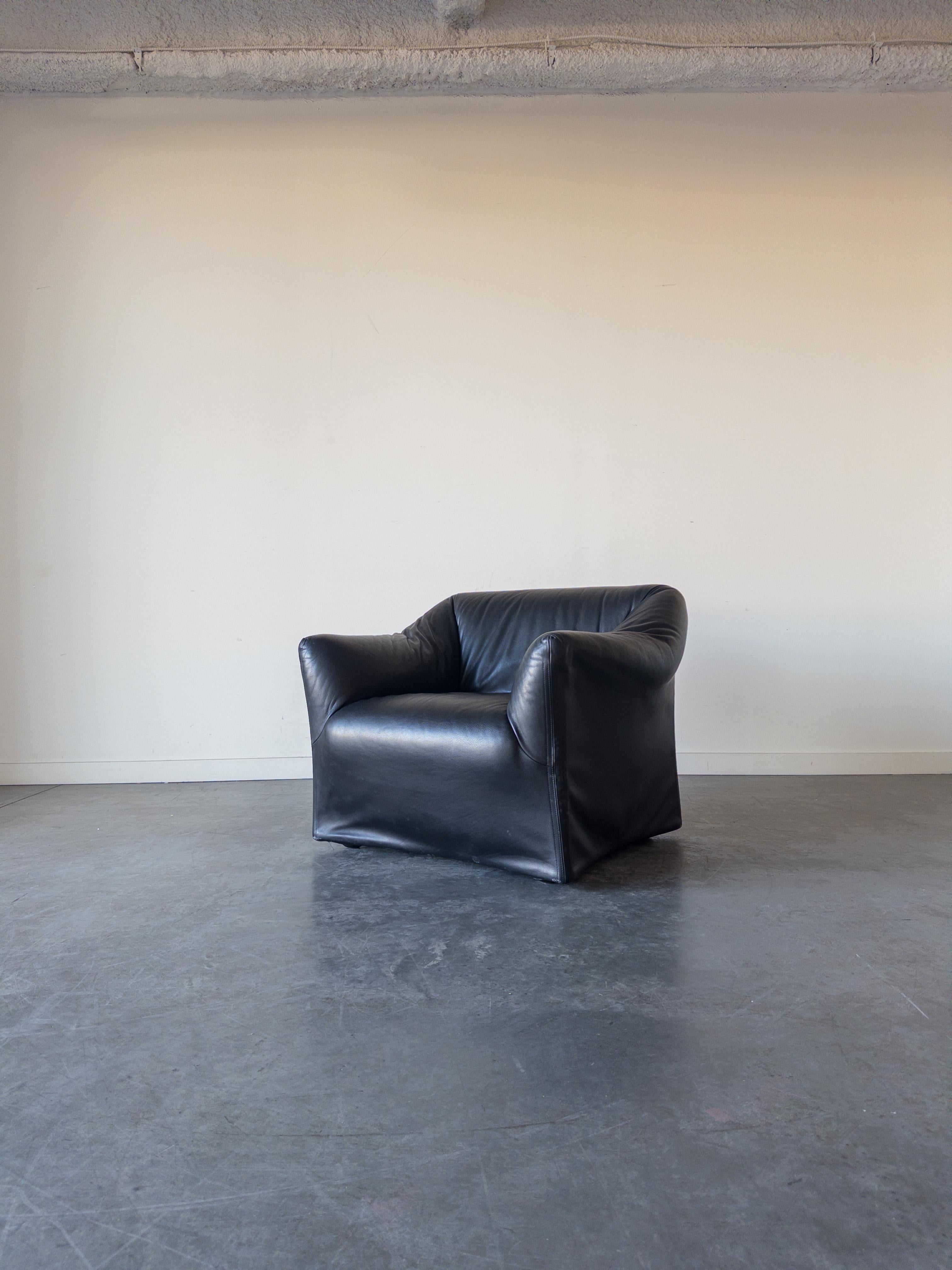 Sedia lounge 'Tentazione' modello 685 disegnata da Mario Bellini e prodotta da Cassina, Italia, 1973. La sedia è realizzata in pelle nera di alta qualità con etichetta originale Cassina.

