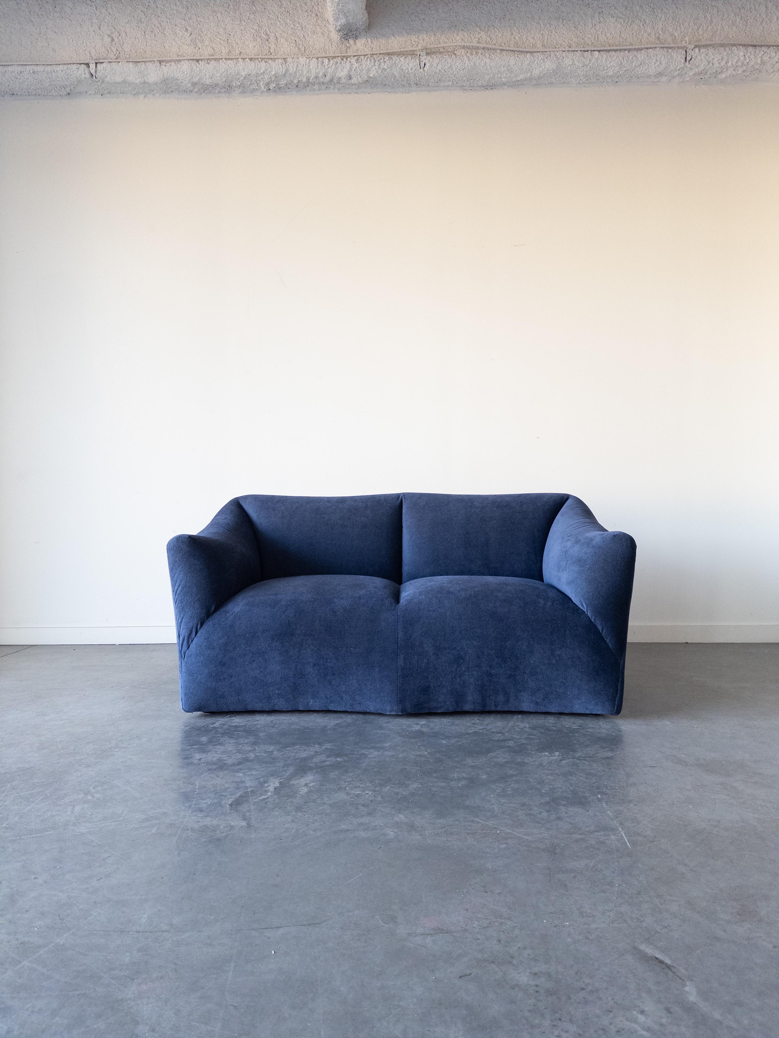 Sofá Tentazione diseñado por Mario Bellini para Cassina, década de 1970. El sofá se ha retapizado en terciopelo aplastado azul marino. Conserva la etiqueta original de Cassina debajo.