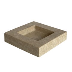 Petit plat carré Teo Catch en travertin beige par Anastasio Home
