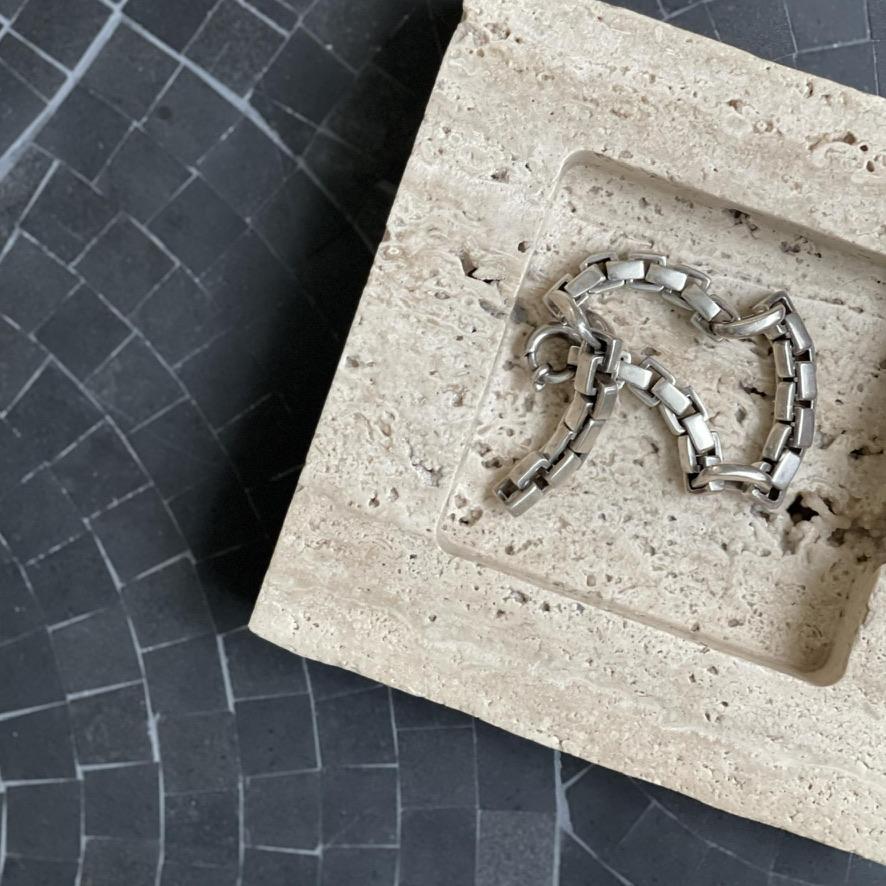 Teo Catch: Kleine quadratische Schale aus beigem Travertin von Anastasio Home (Organische Moderne) im Angebot