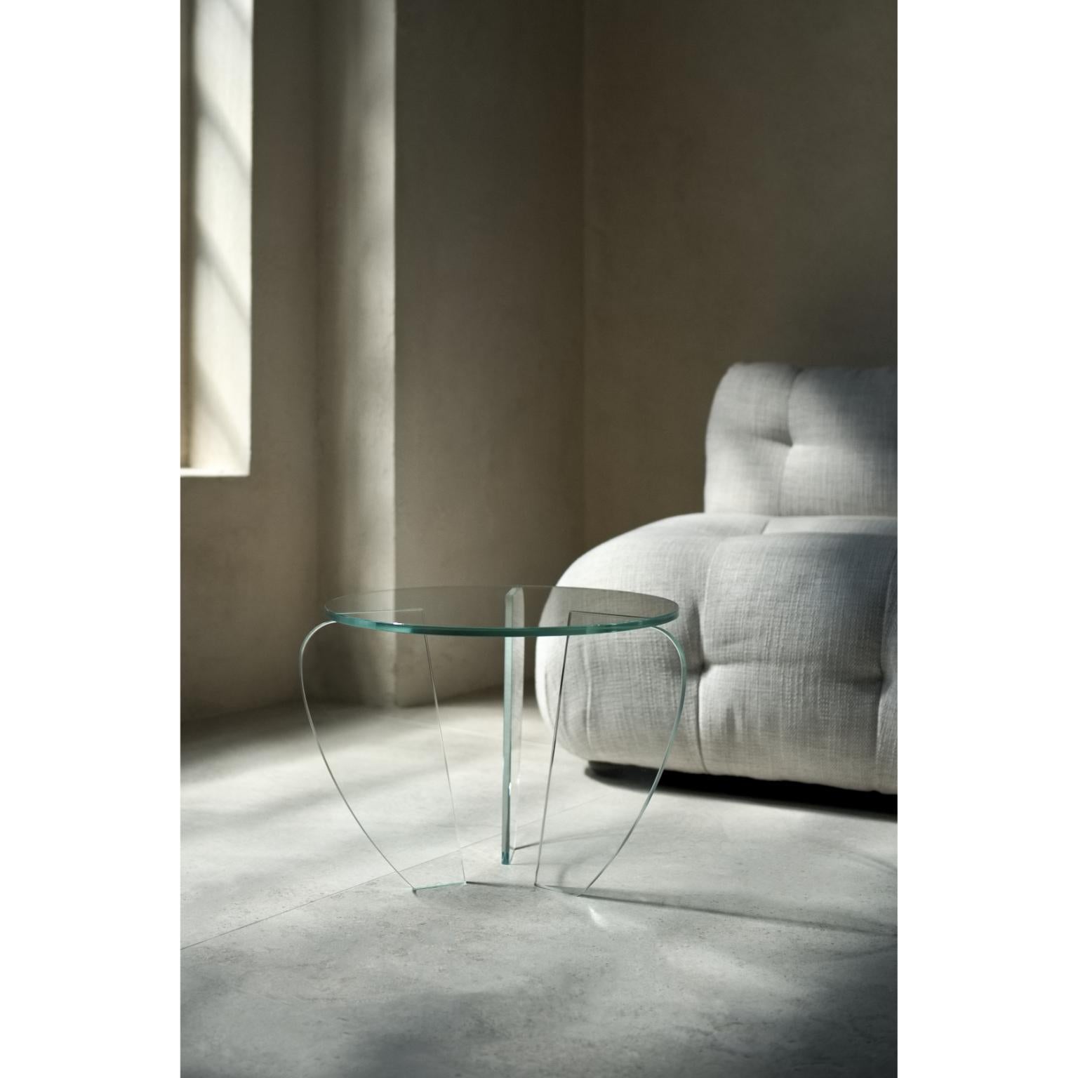 Table basse Teo Extralight 50 par VUUN ITALIA
Dimensions : D 54 x L 54 x H 39 cm. 
Matériaux : Verre extralight.

Disponible en différentes tailles et finitions. Veuillez nous contacter.

Comme s'il était suspendu.
Laissez-vous surprendre par la