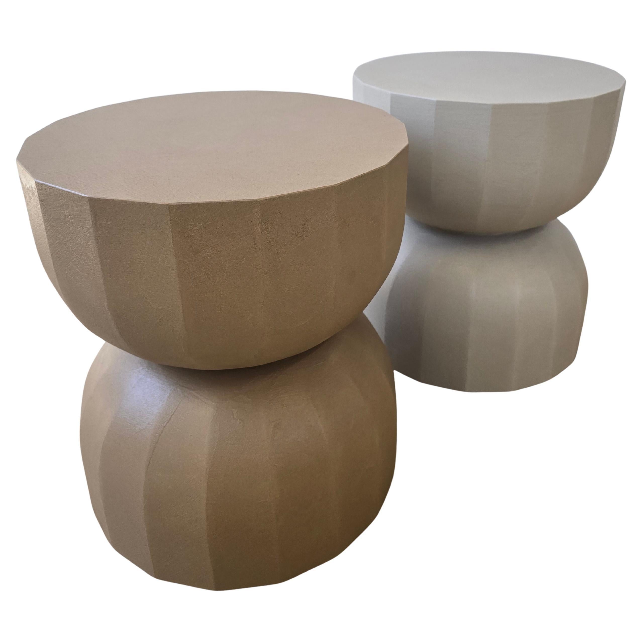 The Teo low table, stems from the idea of evoking a constructive and symbolic archetype such as the dome. The surface has slight facets, recalling the segments that usually form the domes in architecture.
Its transversal nature, the materiality and