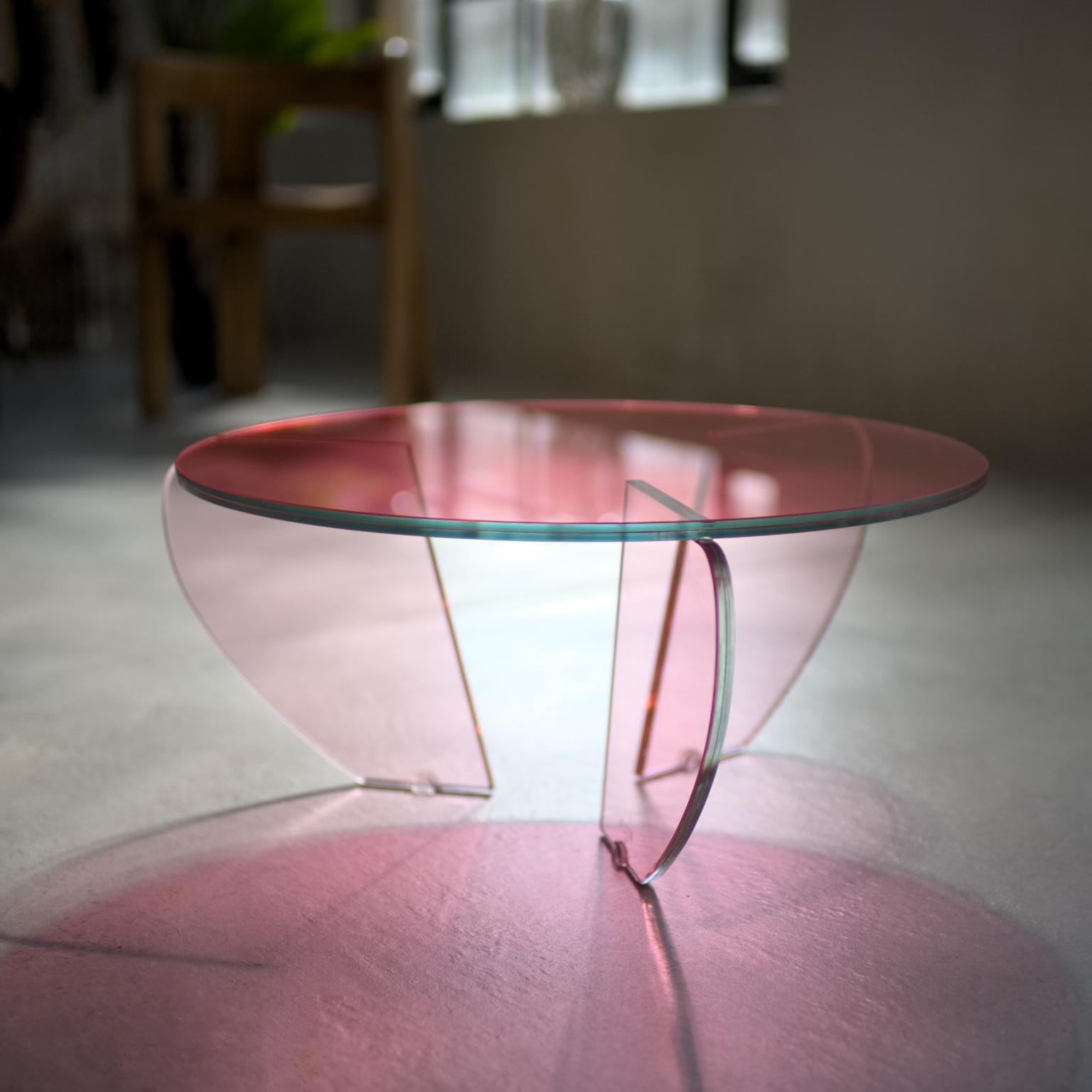 Table basse 60 Teo Pink Shades by VUUN ITALIA
Dimensions : D 64 x L 64 x H 28 cm. 
MATERIAL : Verre extralight avec base en miroir doré.

Disponible en différentes tailles et finitions. Veuillez nous contacter.

Comme s'il était