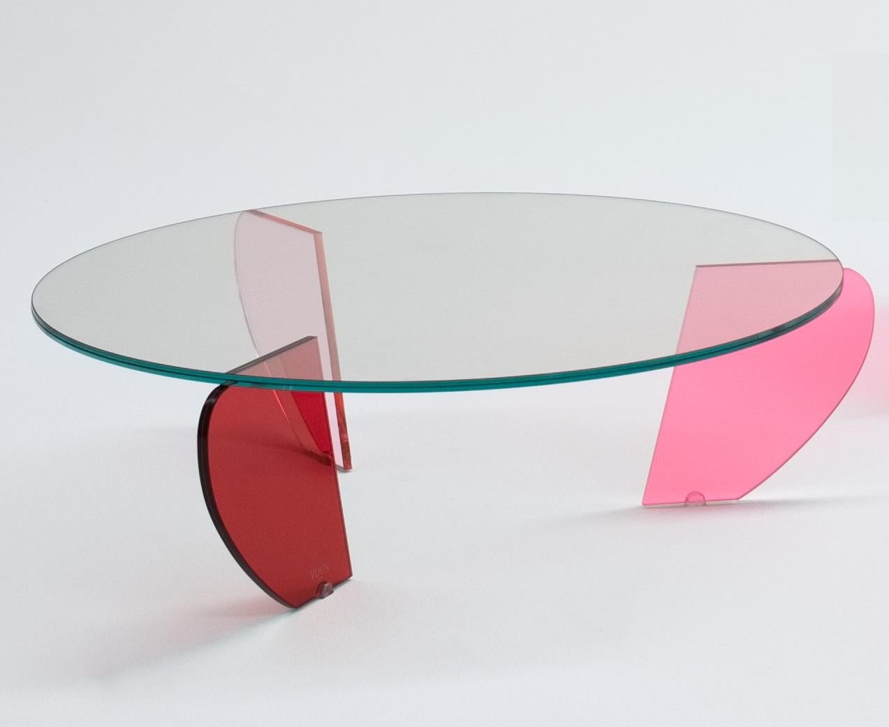Teo Pink Shades 90 Couchtisch von VUUN ITALIA
Abmessungen: T 93 x B 93 x H 28 cm. 
MATERIALIEN: Extralight-Glas mit goldenem Spiegelfuß.

Erhältlich in verschiedenen Größen und Ausführungen. Bitte kontaktieren Sie uns.

Wie in der Schwebe.
Lassen